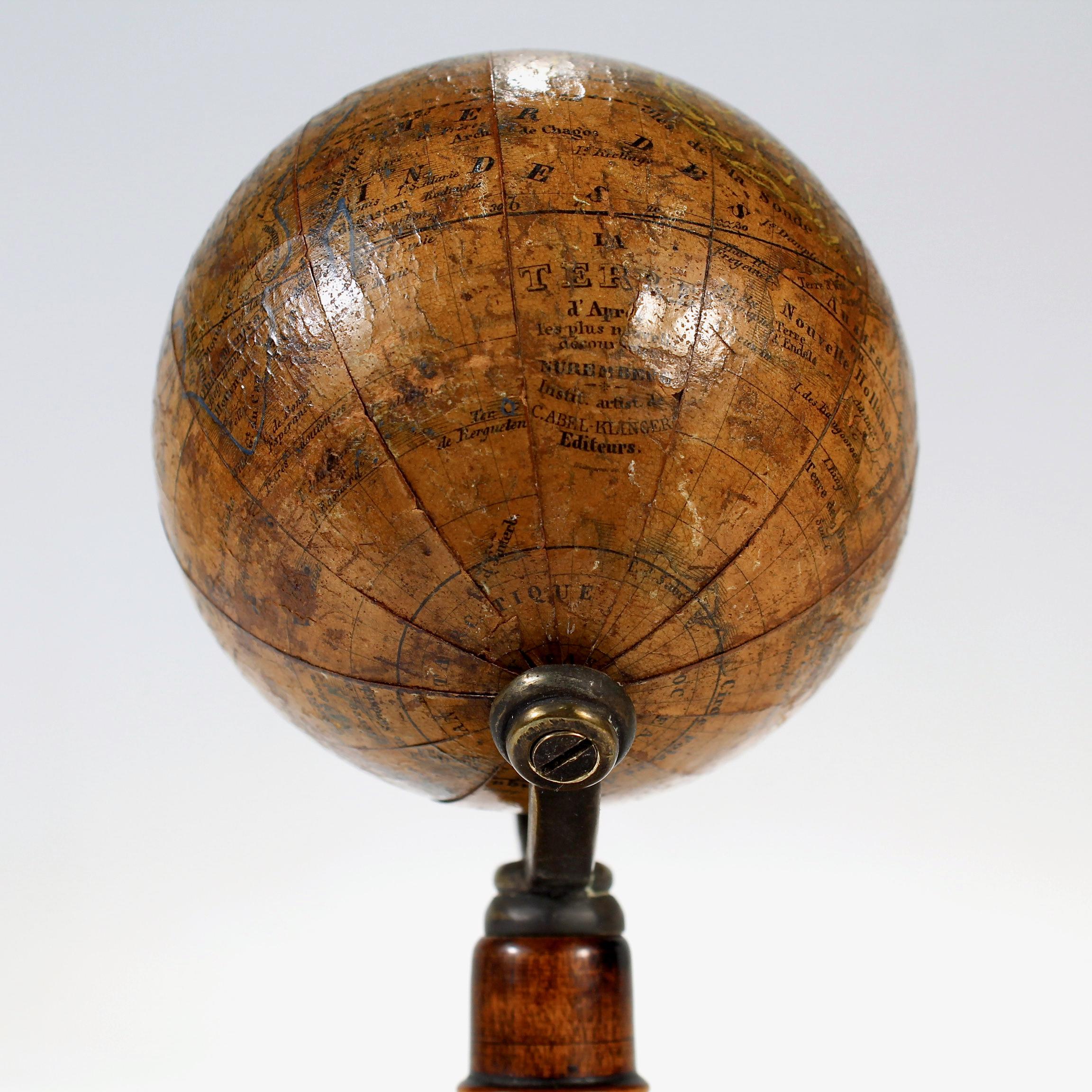 Papier Globe terrestre miniature ancien du 19e siècle, édition française, par C.I.C. en vente