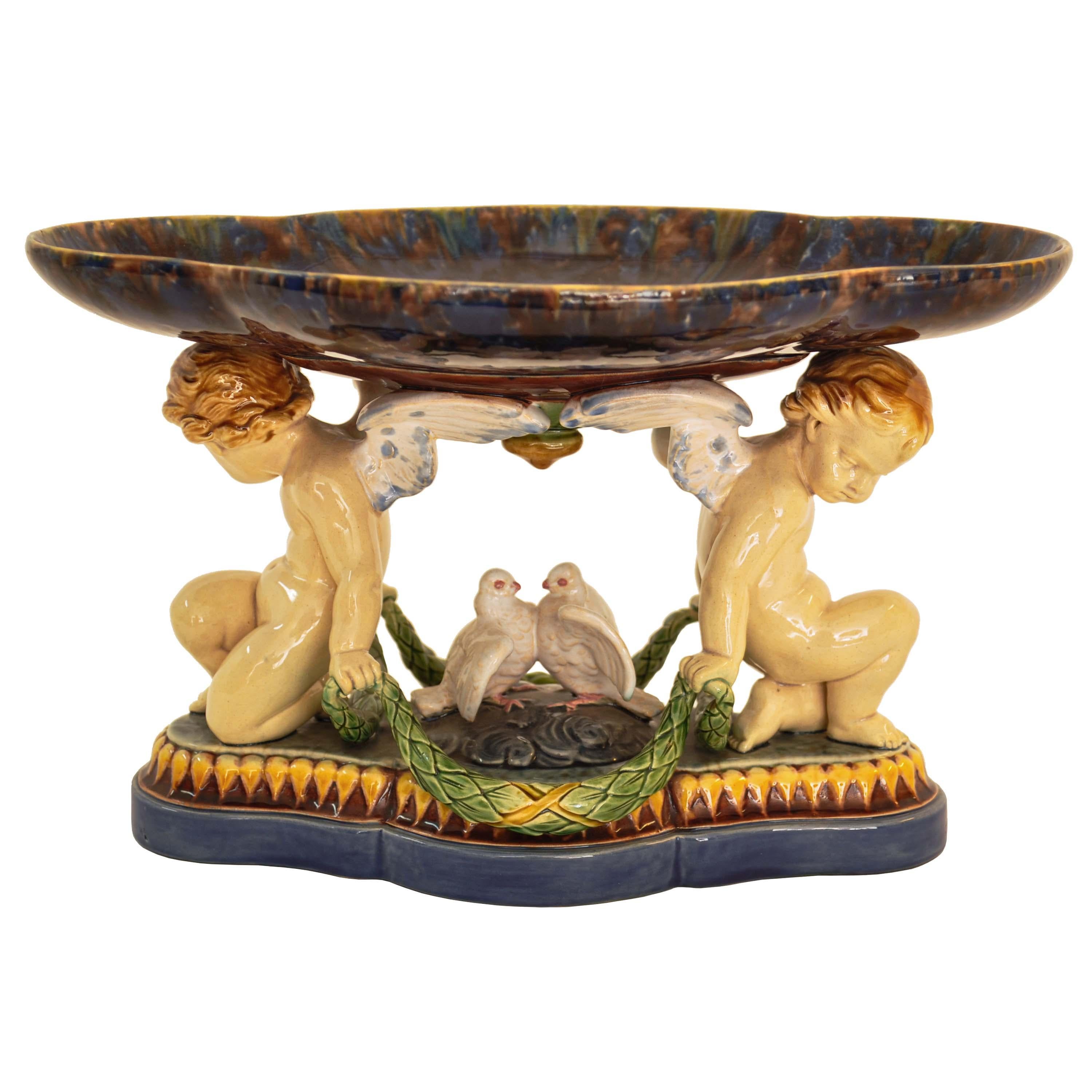 Centre de table majolique de Minton du 19ème siècle Tazza avec colombes et chérubins 1861 Bon état à Portland, OR