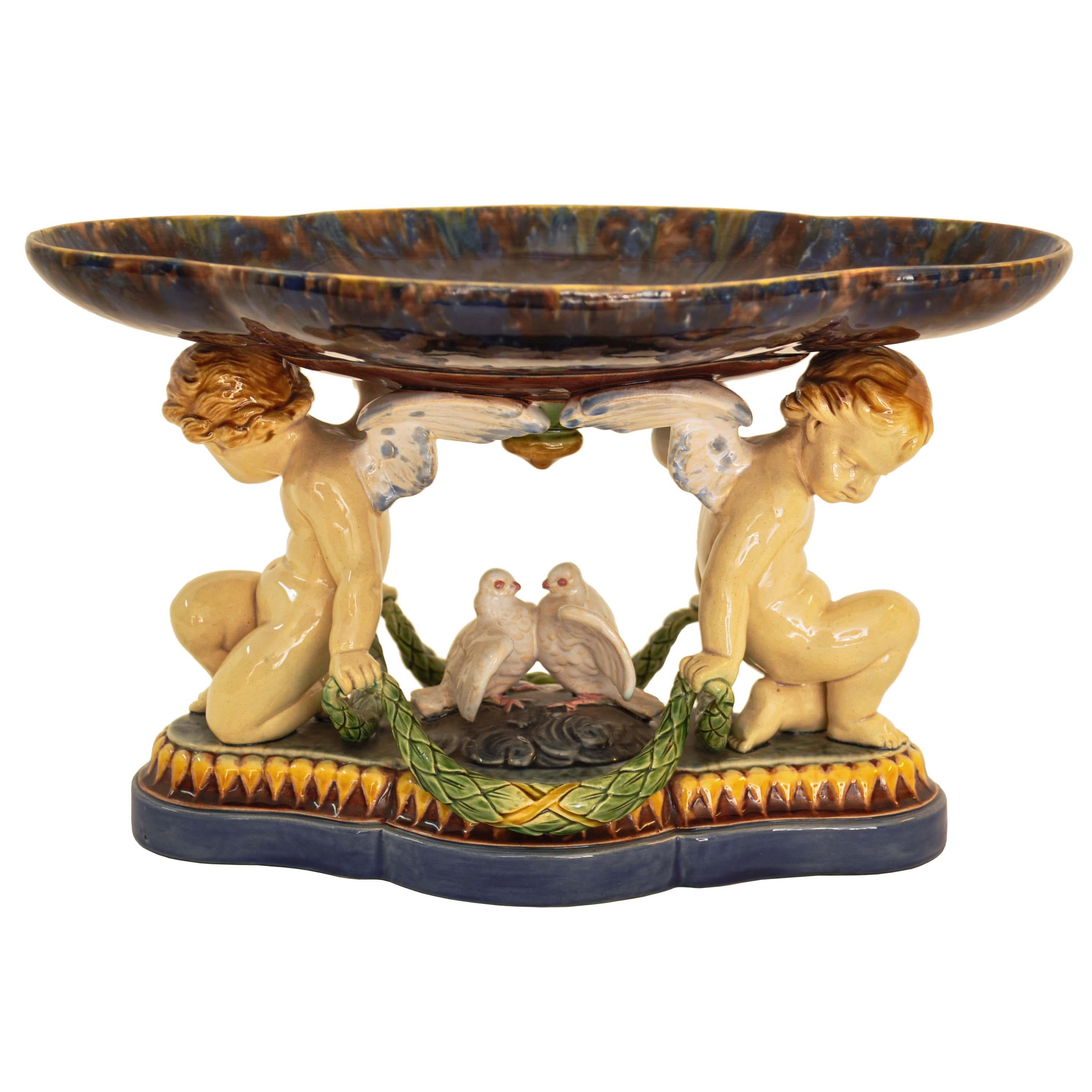 Centre de table majolique de Minton du 19ème siècle Tazza avec colombes et chérubins 1861 Bon état - En vente à Portland, OR