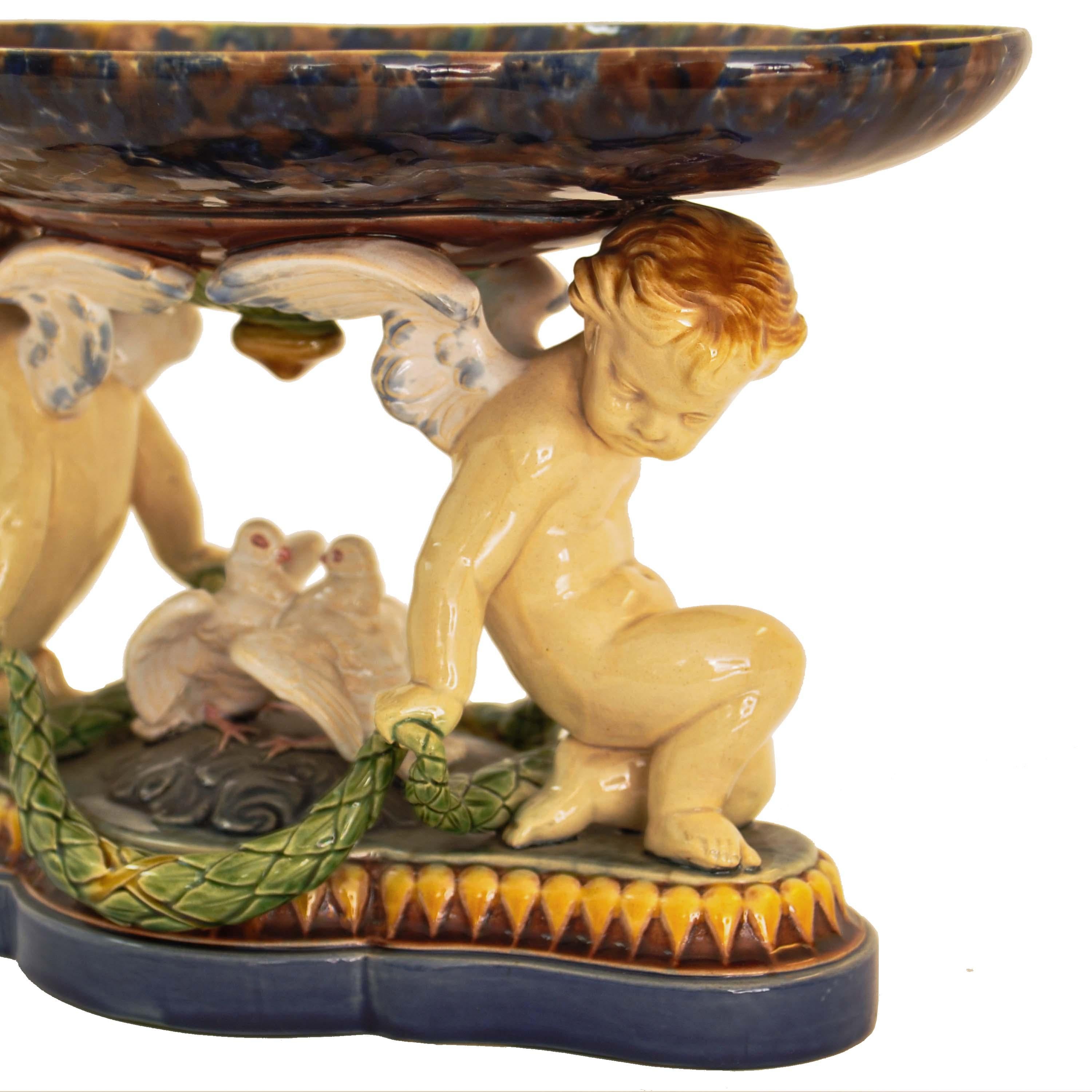 Milieu du XIXe siècle Centre de table majolique de Minton du 19ème siècle Tazza avec colombes et chérubins 1861 en vente
