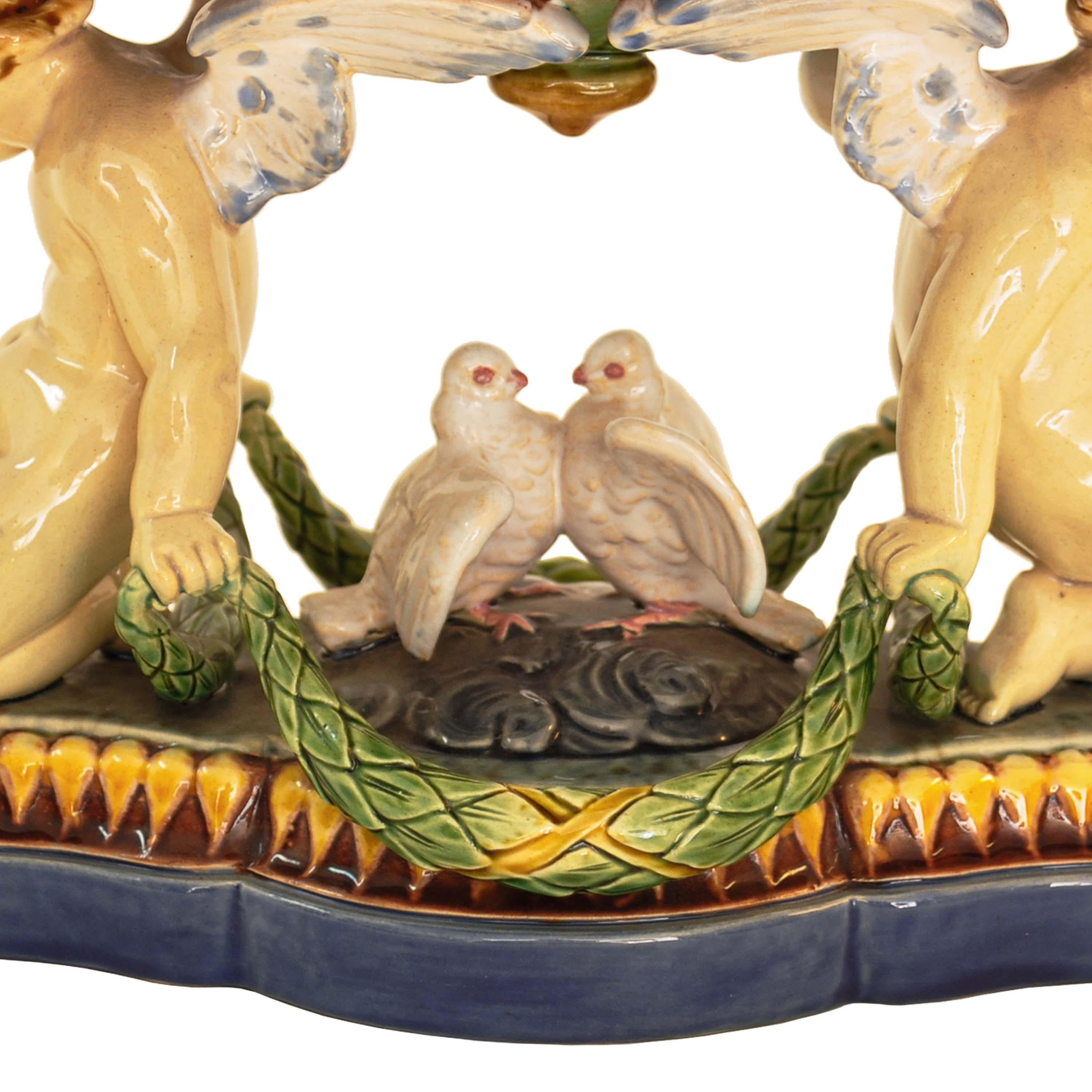 Centre de table majolique de Minton du 19ème siècle Tazza avec colombes et chérubins 1861 1