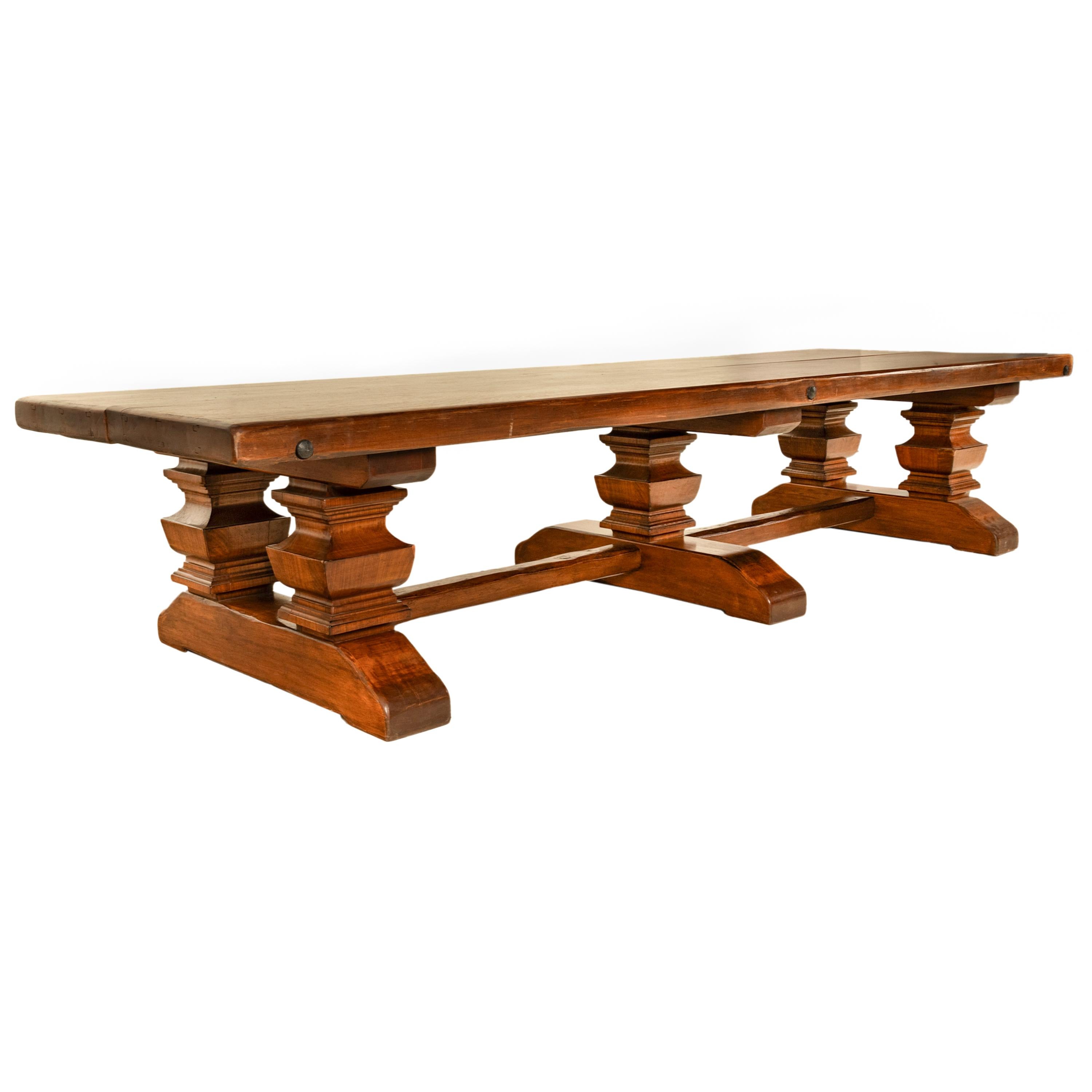 Magnifique et monumentale table de réfectoire en noyer italien, vers 1820.
Cette table très substantielle est fabriquée en noyer massif, le plateau a une épaisseur de 3(5) pouces, la table est faite de deux énormes planches qui se boulonnent