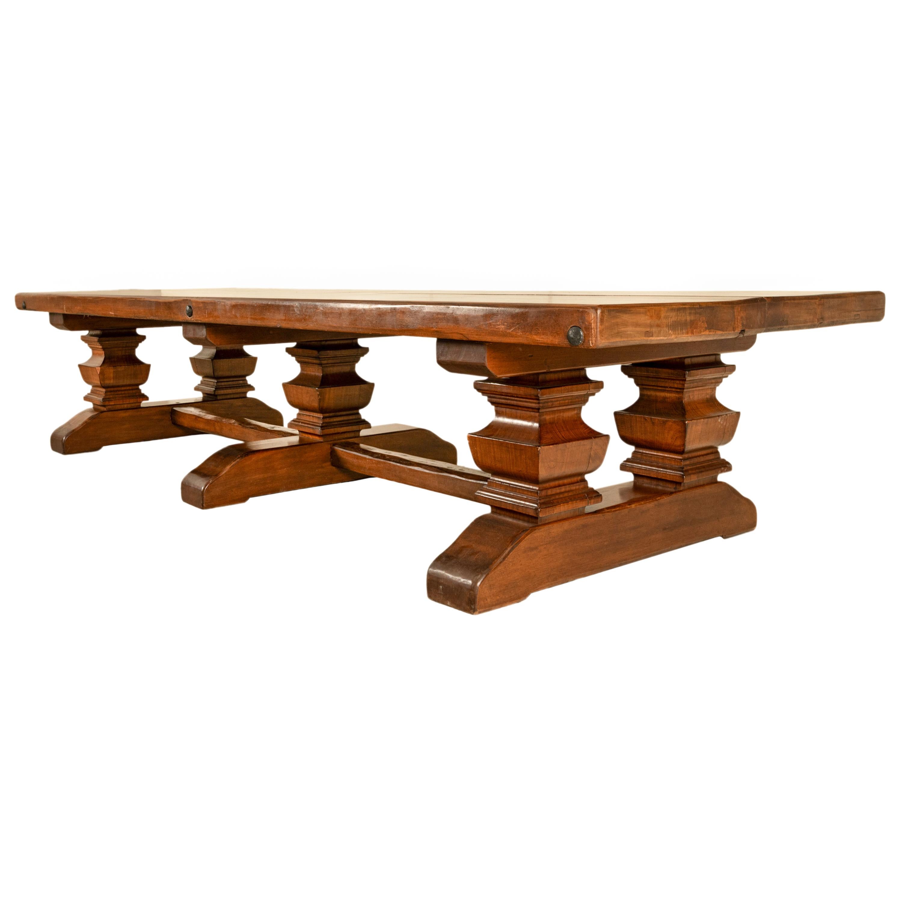 Baroque Ancienne table de réfectoire monumentale en noyer italien du 19e siècle, 16 places et plus en vente