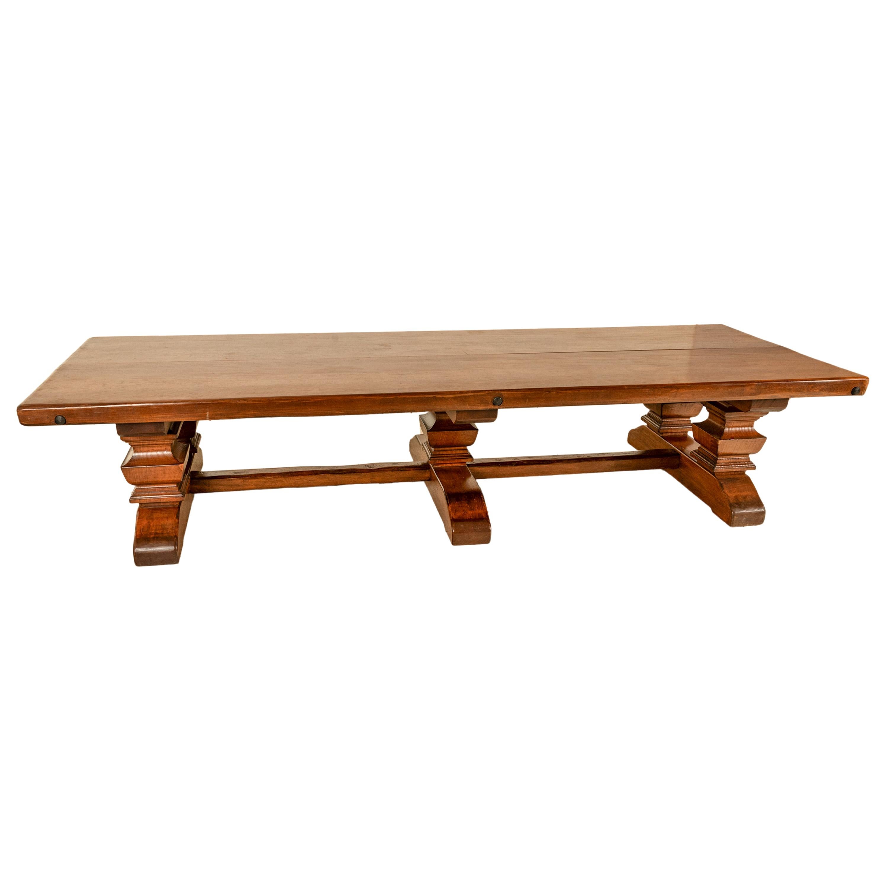 Sculpté Ancienne table de réfectoire monumentale en noyer italien du 19e siècle, 16 places et plus en vente