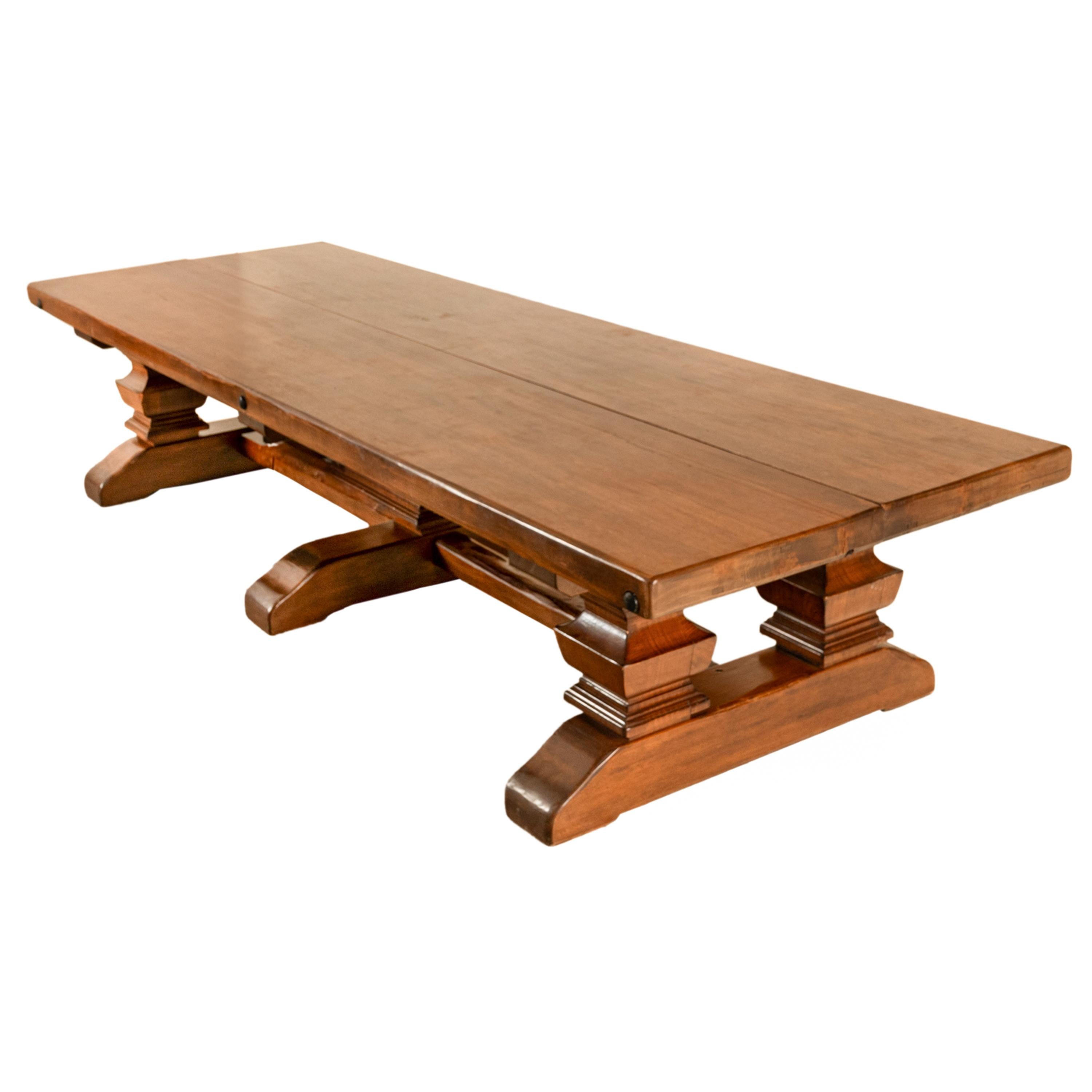 Ancienne table de réfectoire monumentale en noyer italien du 19e siècle, 16 places et plus Bon état - En vente à Portland, OR