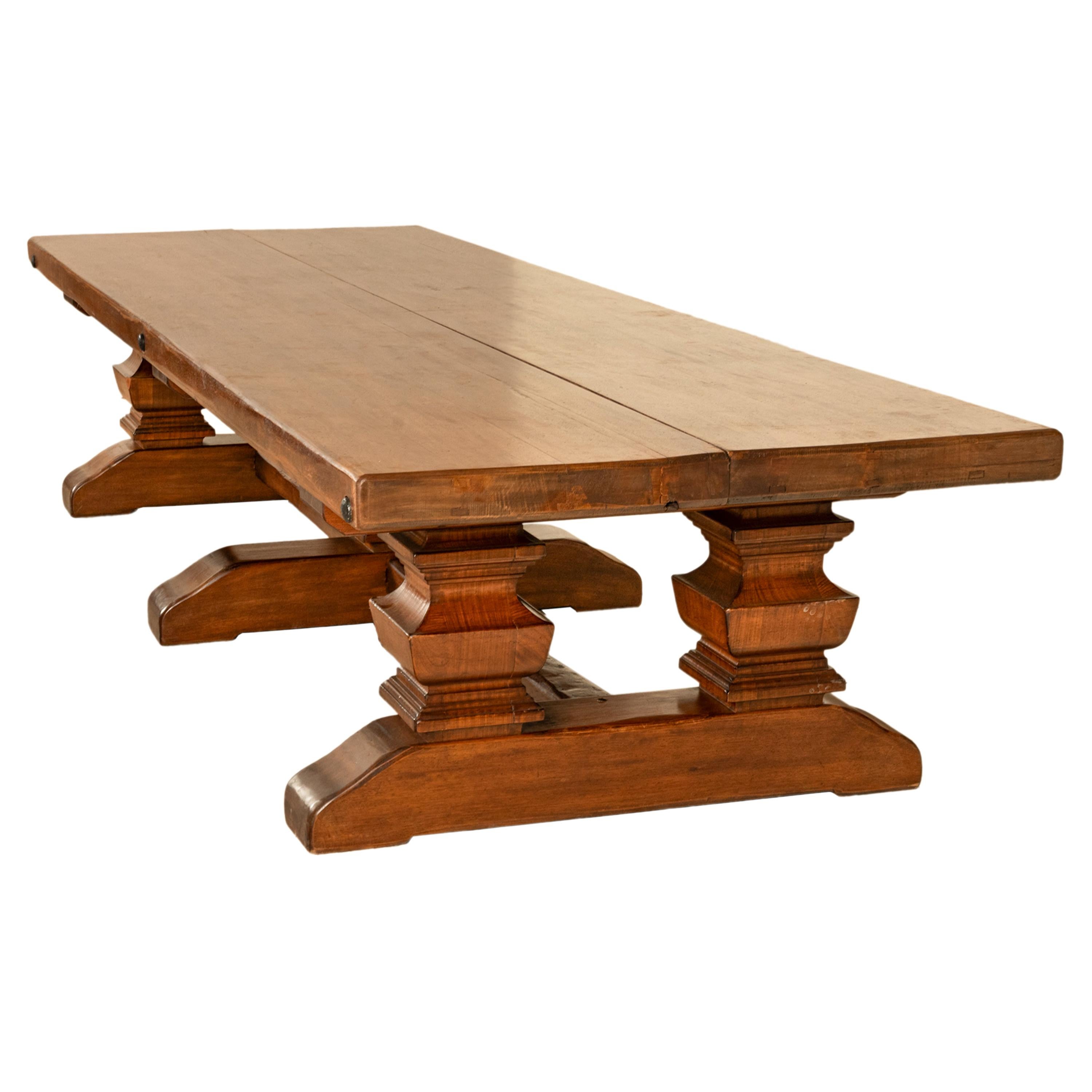 Noyer Ancienne table de réfectoire monumentale en noyer italien du 19e siècle, 16 places et plus en vente