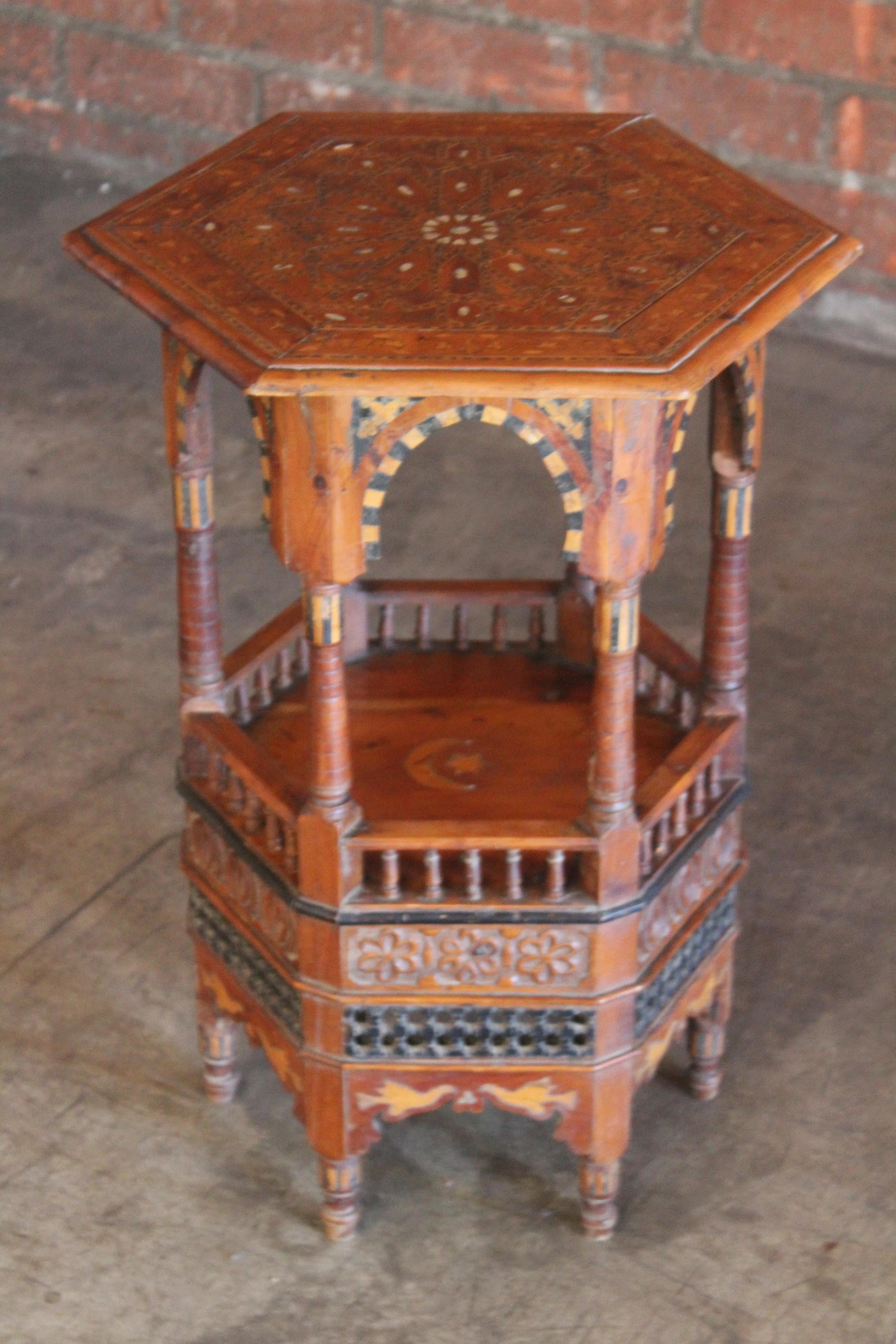 Ancienne table d'appoint mauresque du 19ème siècle incrustée de perles en vente 5