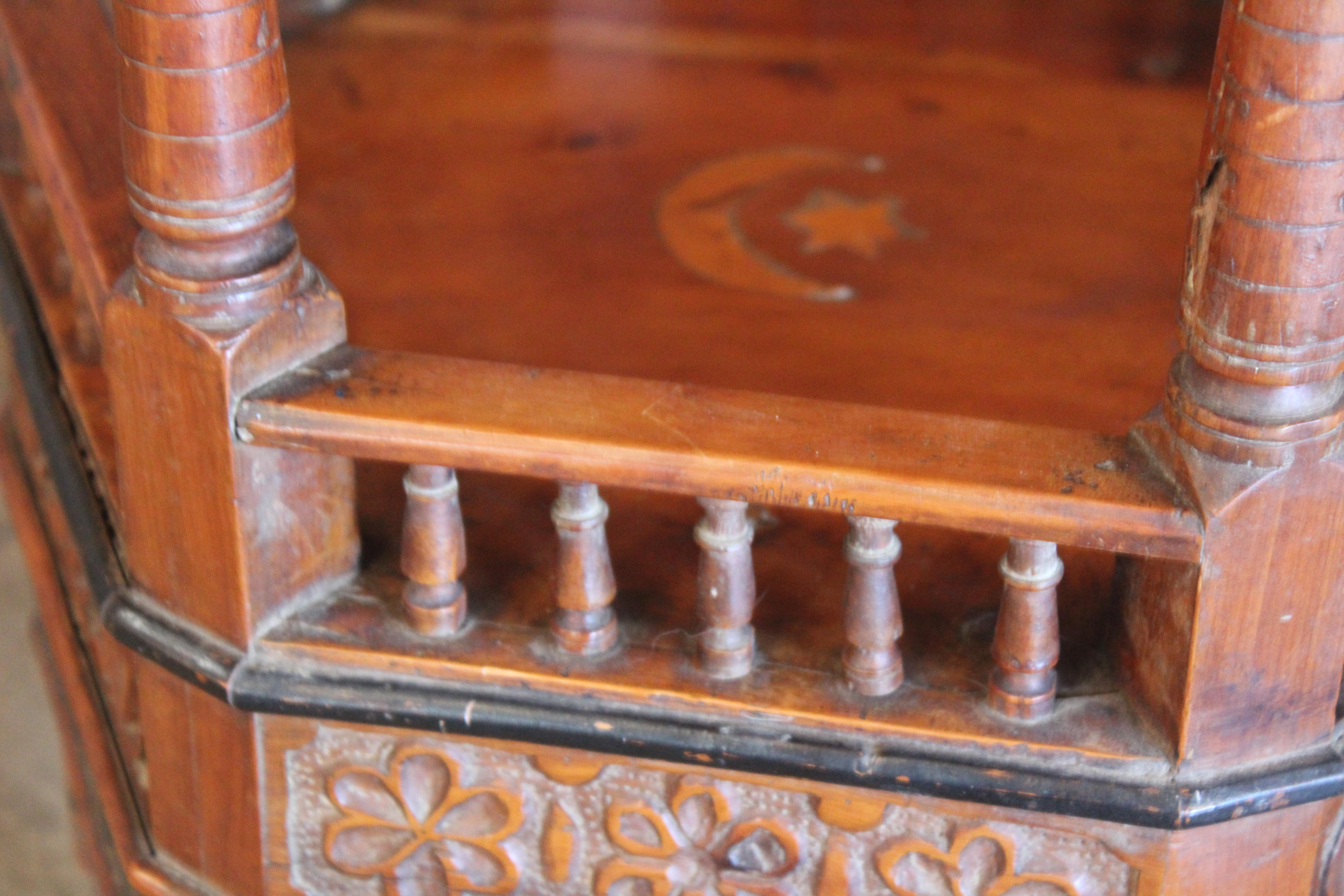 Ancienne table d'appoint mauresque du 19ème siècle incrustée de perles en vente 6
