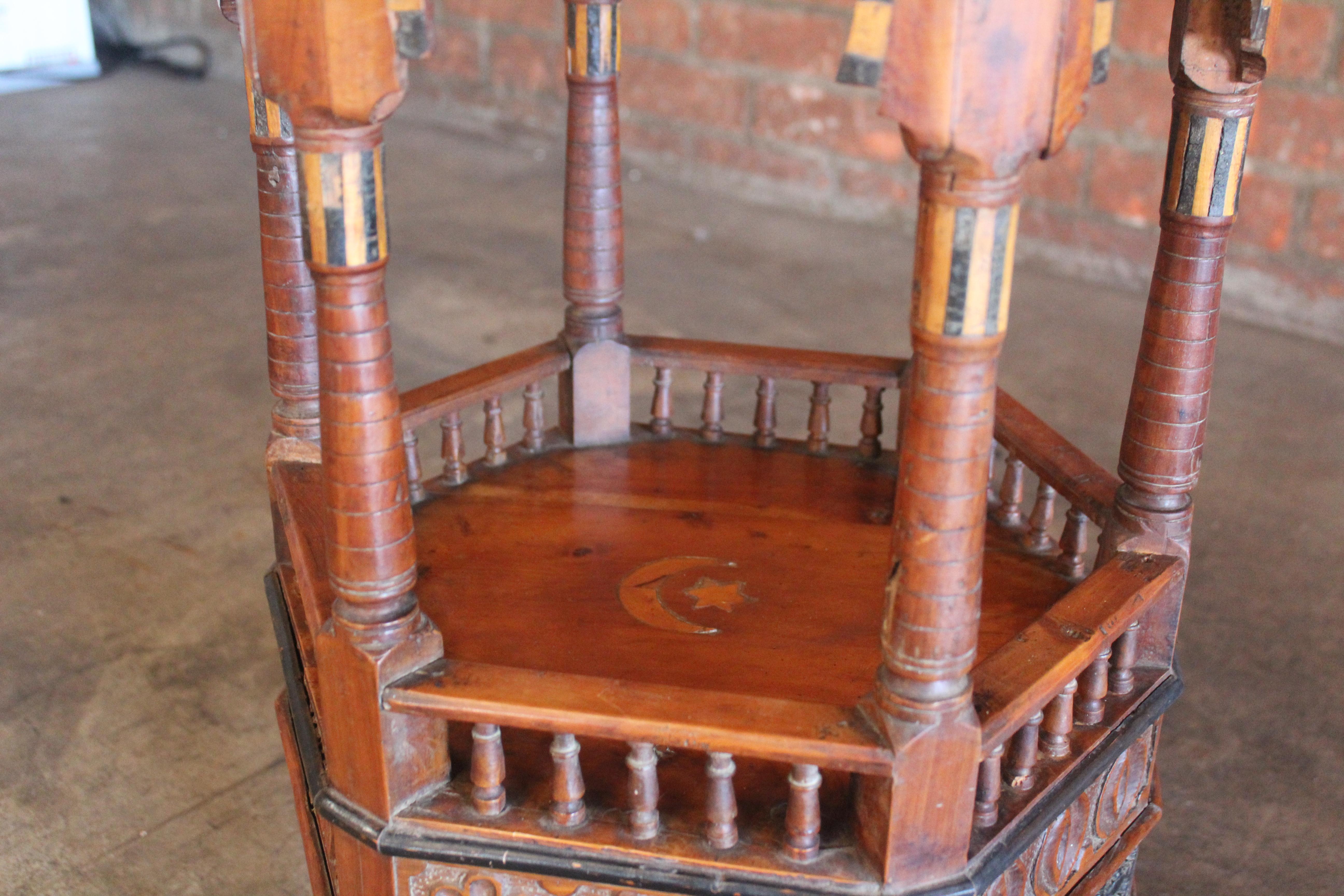Ancienne table d'appoint mauresque du 19ème siècle incrustée de perles en vente 7