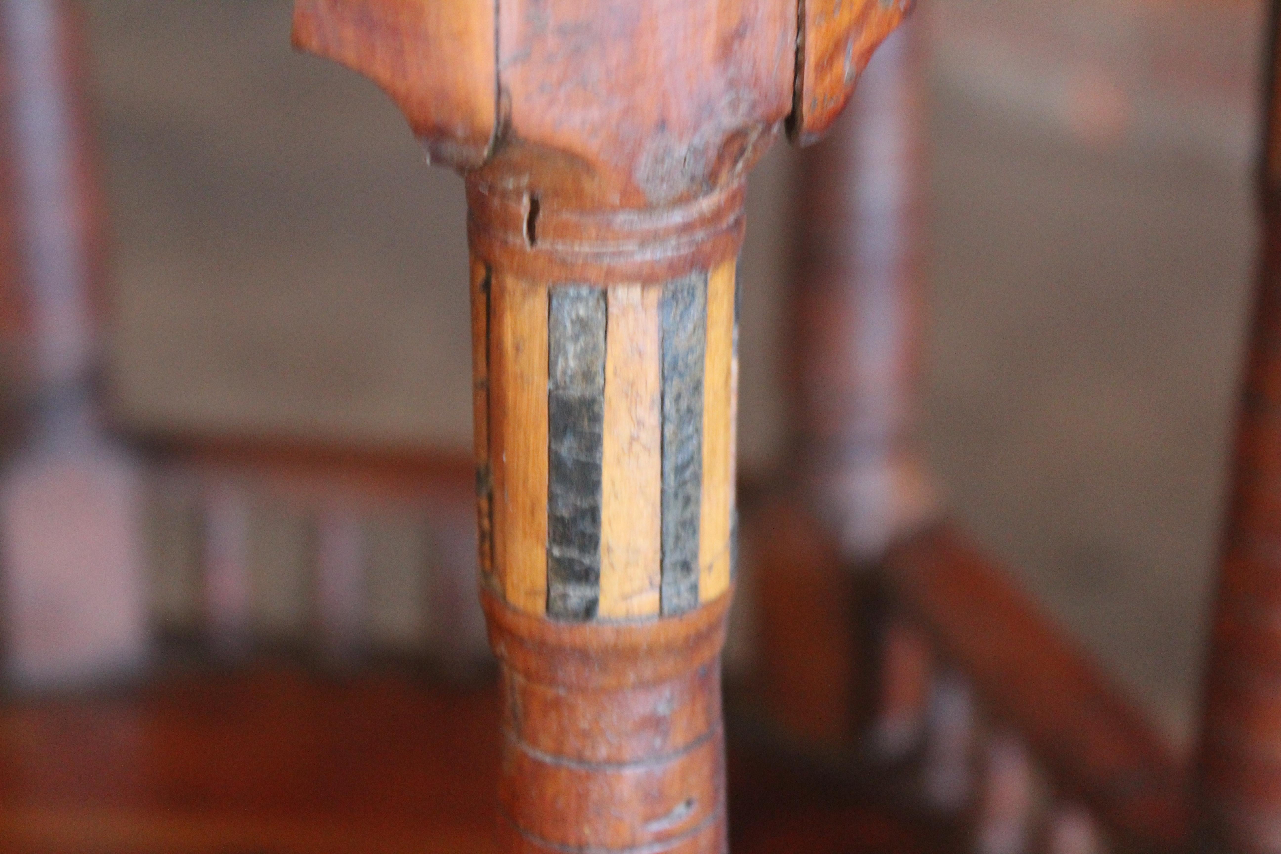 Ancienne table d'appoint mauresque du 19ème siècle incrustée de perles en vente 8