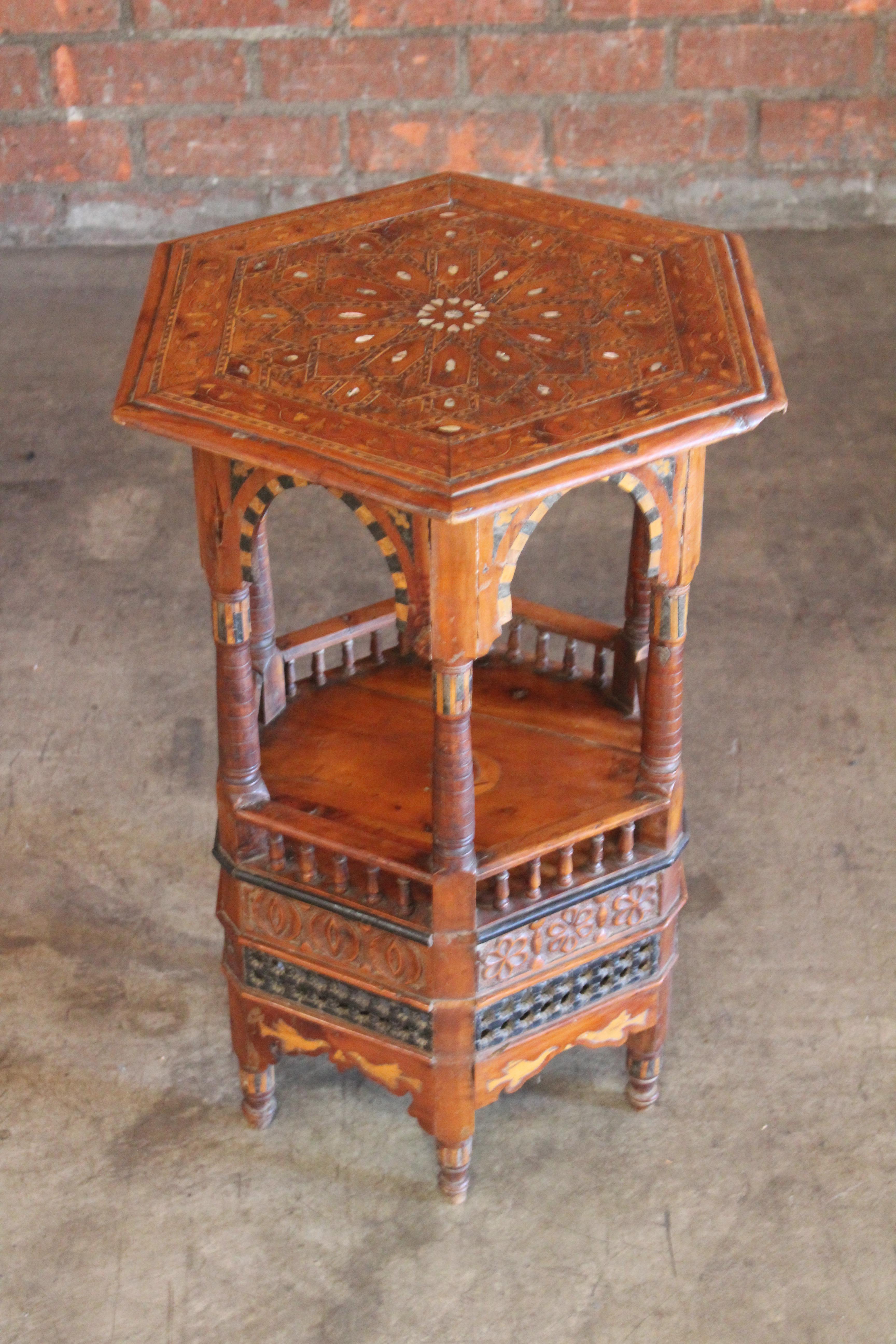 Ancienne table d'appoint mauresque du 19ème siècle incrustée de perles en vente 9