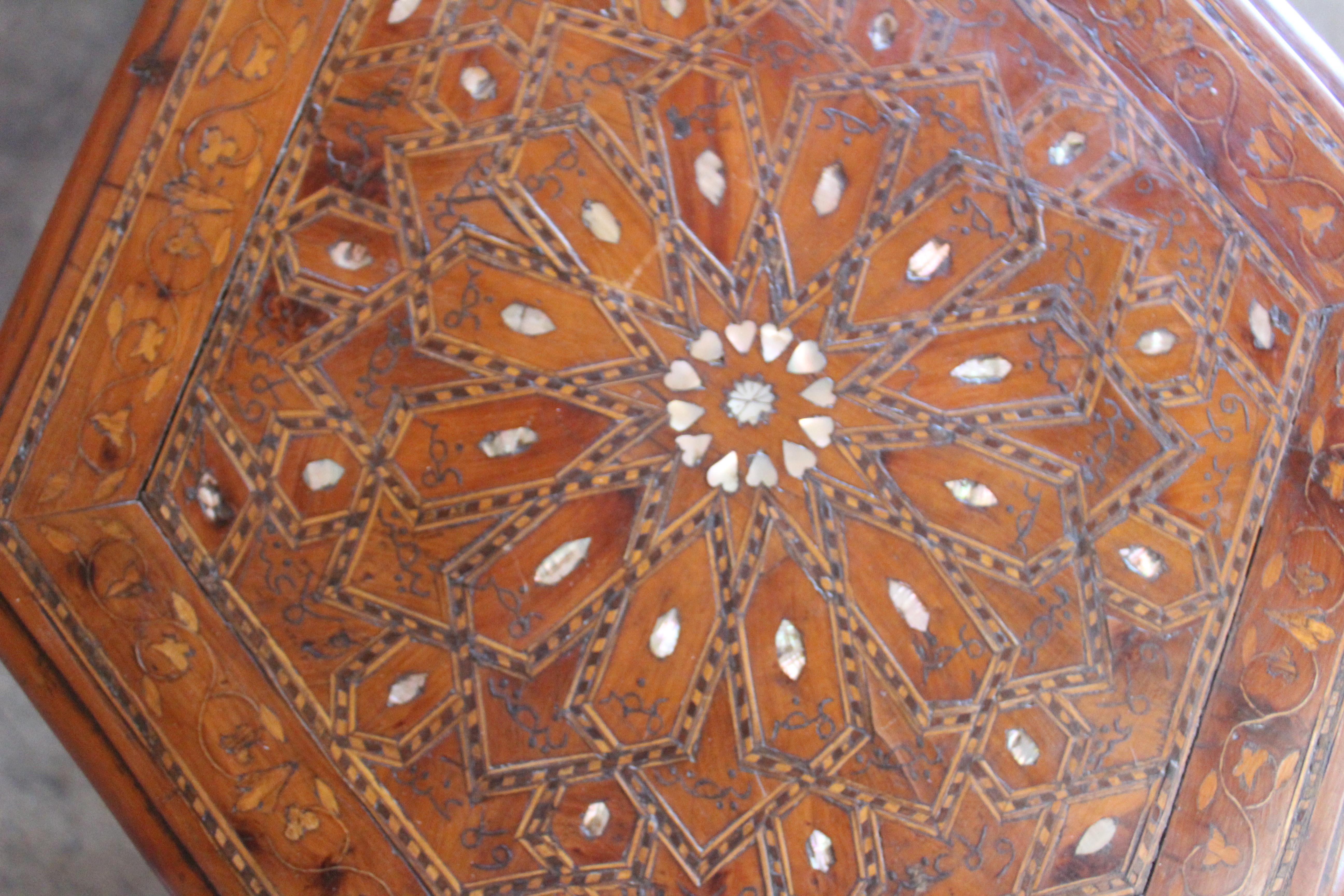 Antiker maurischer Beistelltisch mit Intarsien aus dem 19. Jahrhundert und Perlen im Angebot 11