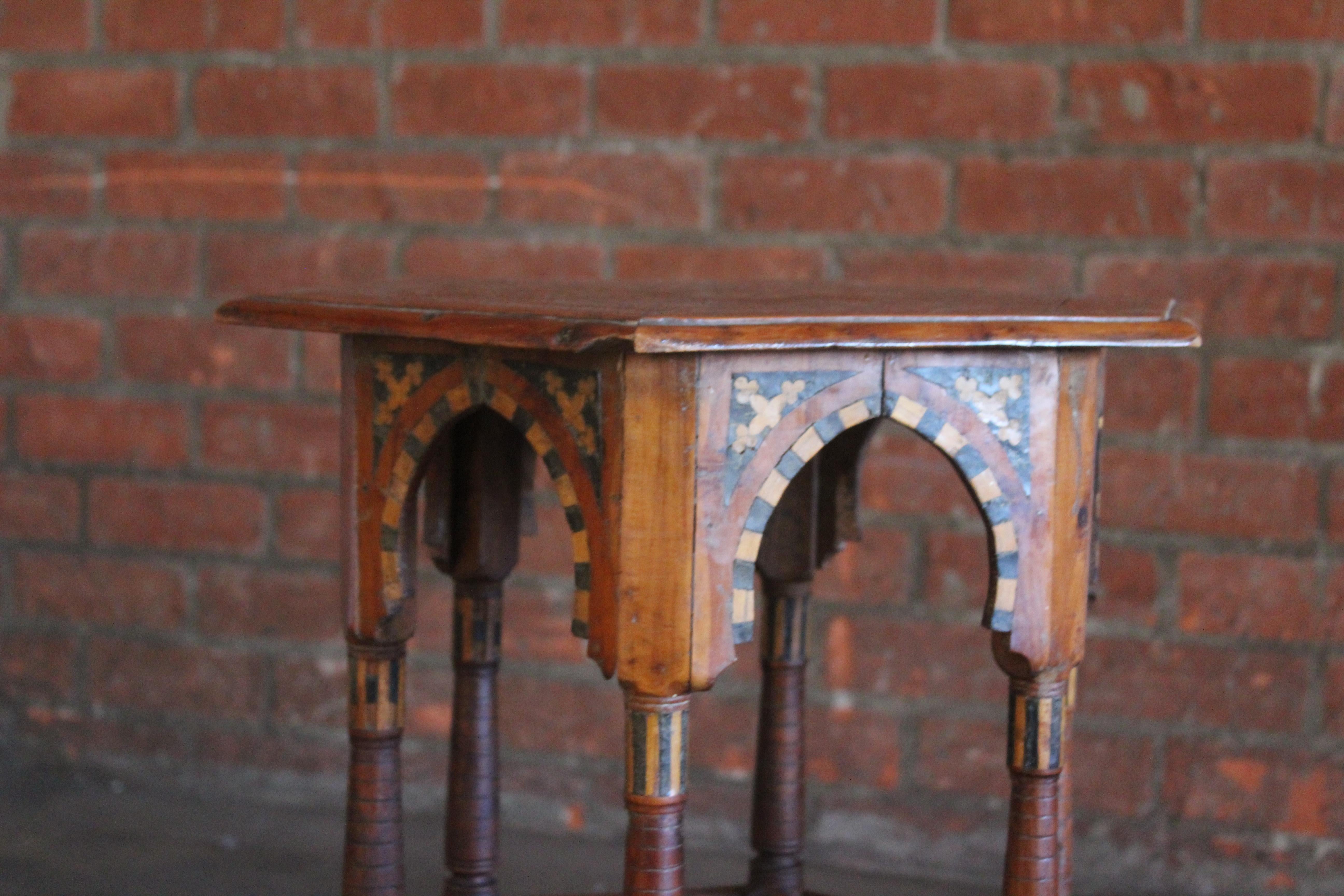 Ancienne table d'appoint mauresque du 19ème siècle incrustée de perles en vente 12