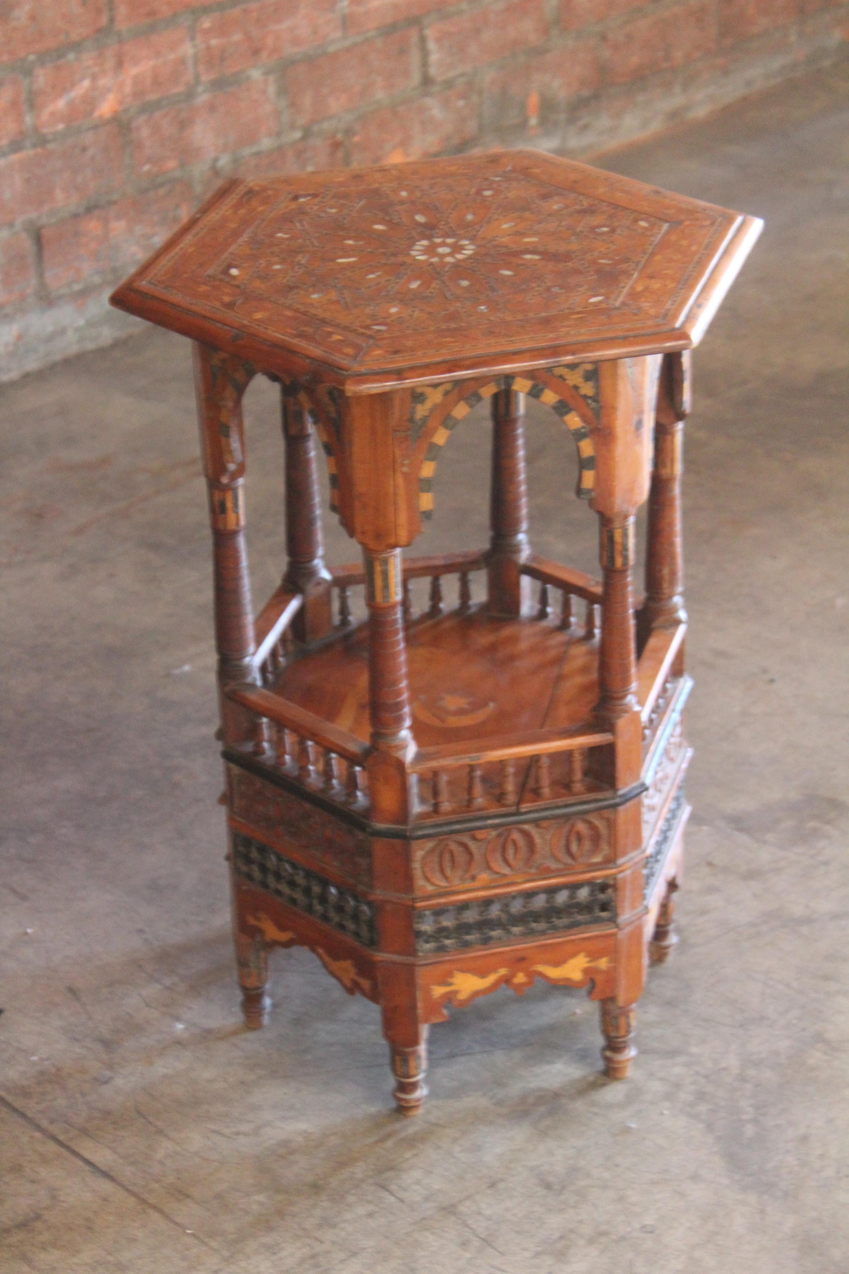 Ancienne table d'appoint mauresque du 19ème siècle incrustée de perles en vente 13