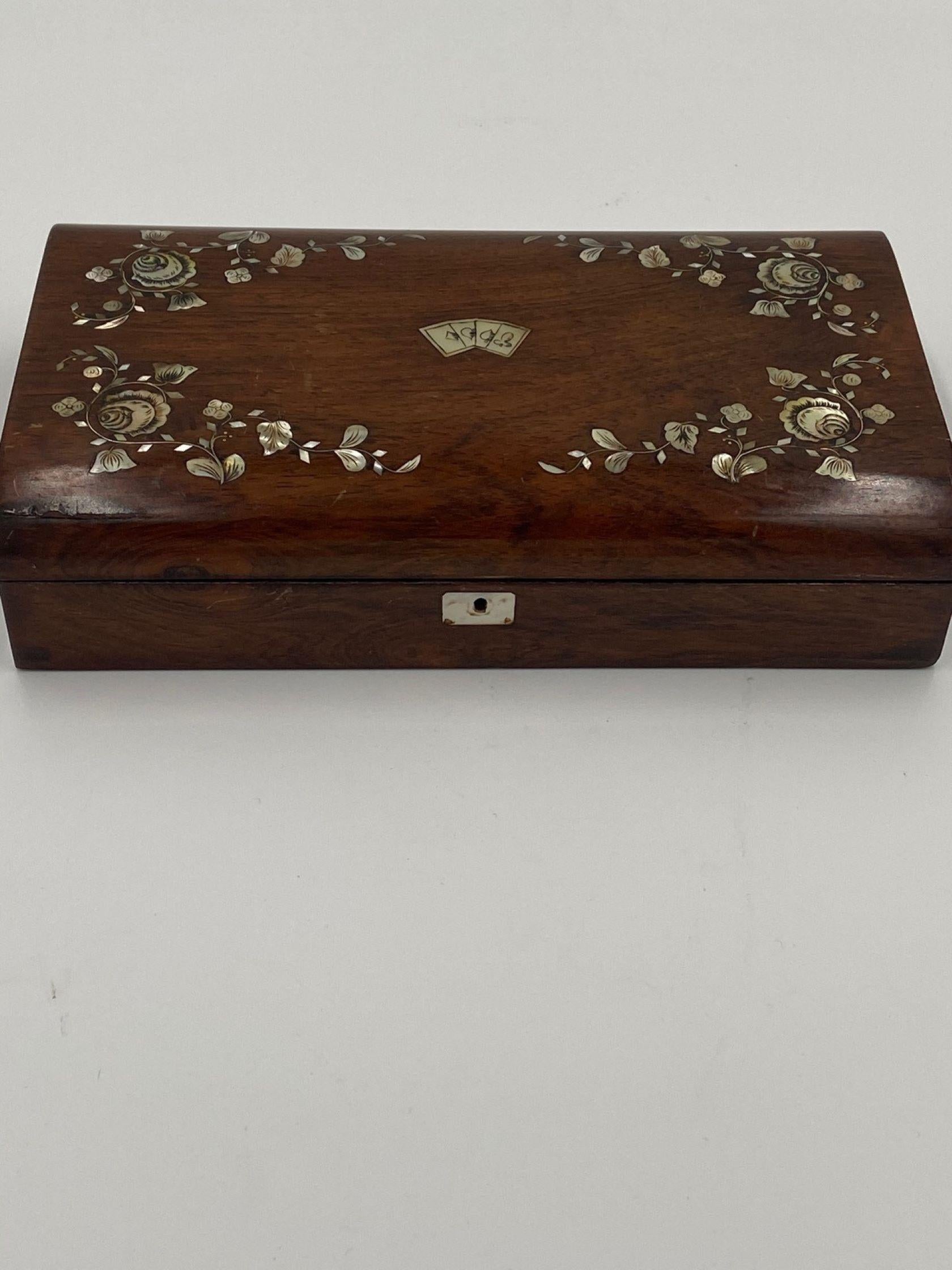 Début de l'époque victorienne Ancienne boîte à jeux du 19ème siècle en marqueterie de nacre en vente