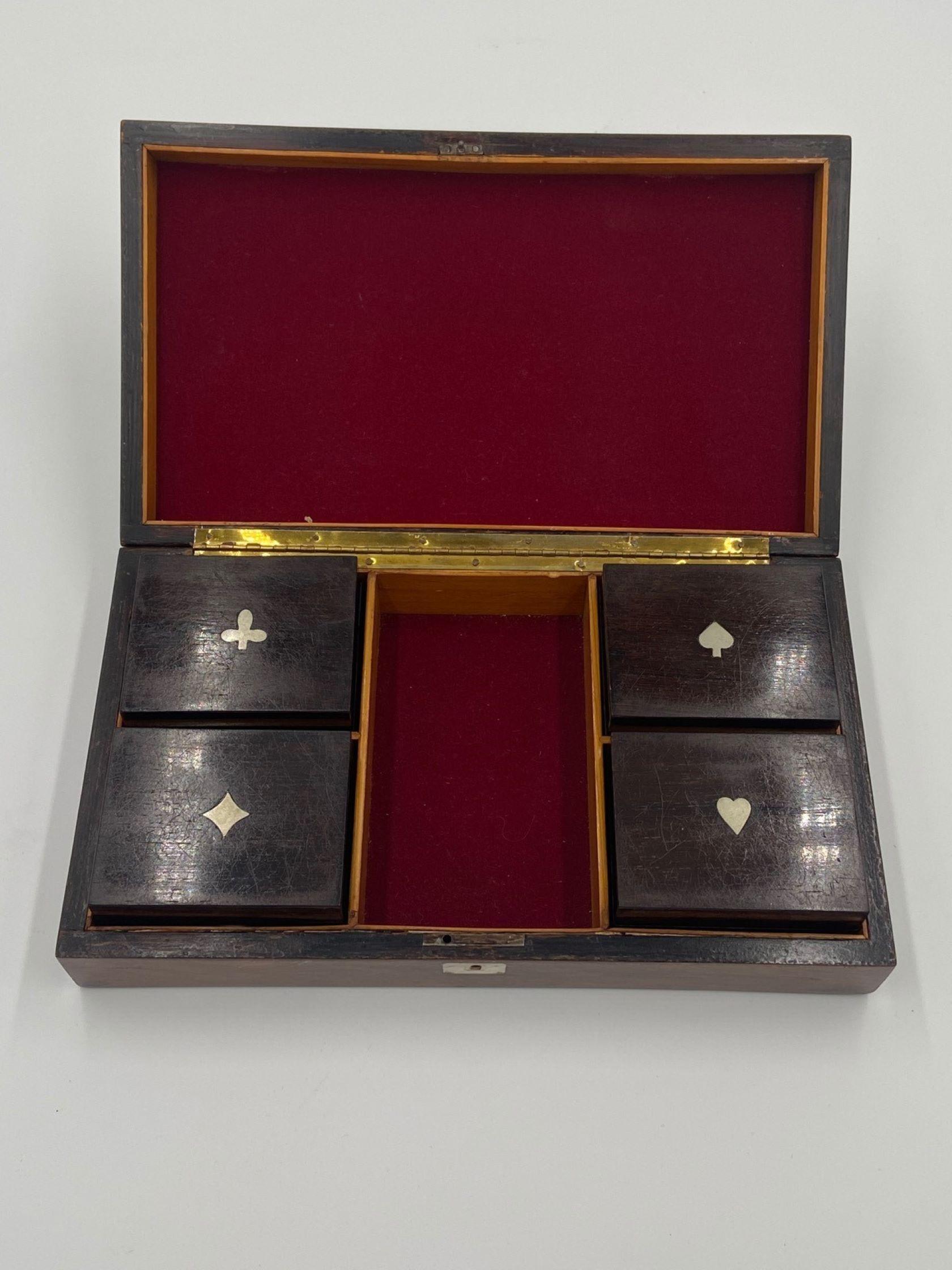 Ancienne boîte à jeux du 19ème siècle en marqueterie de nacre en vente 1
