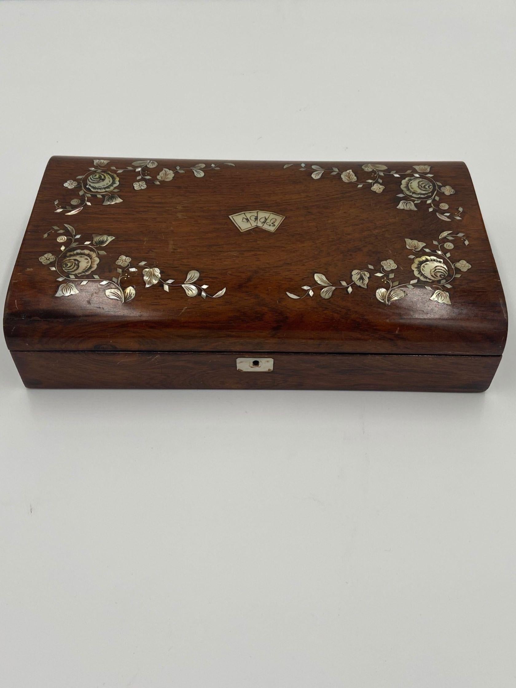 Ancienne boîte à jeux du 19ème siècle en marqueterie de nacre en vente 3