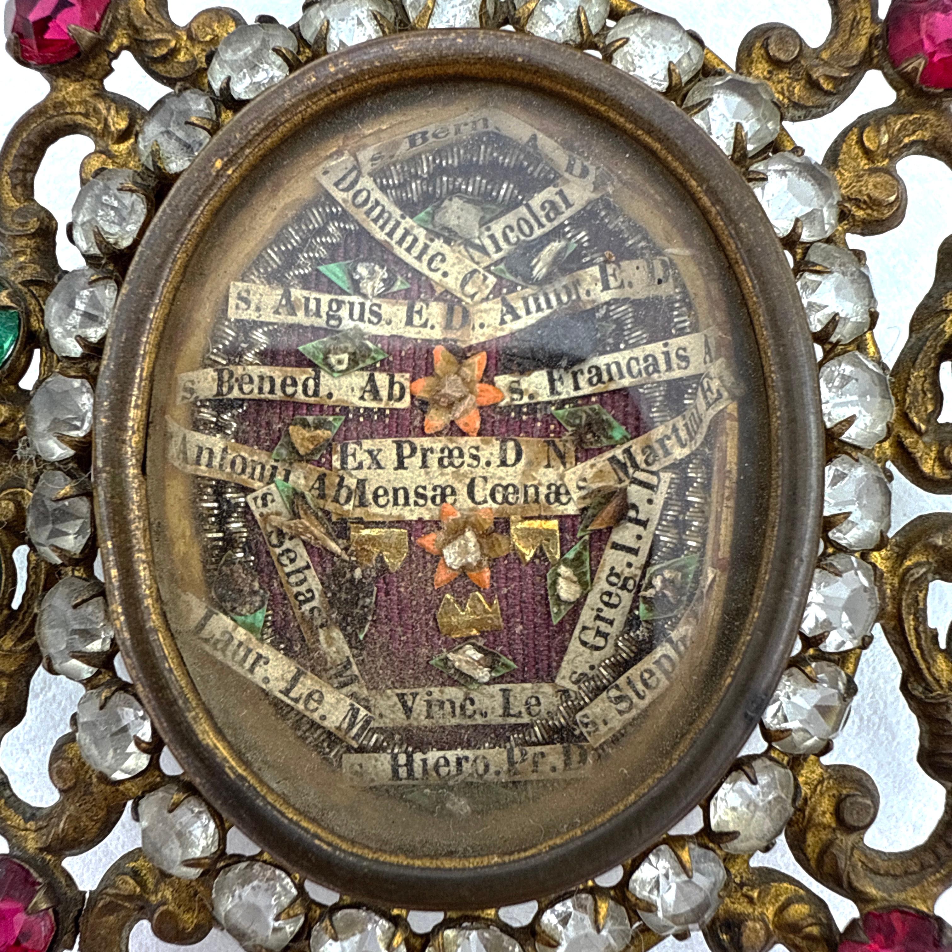 Reliquaire catholique ancien du 19e siècle à plusieurs saints dans un cadre Jewell Bon état - En vente à Victoria, BC