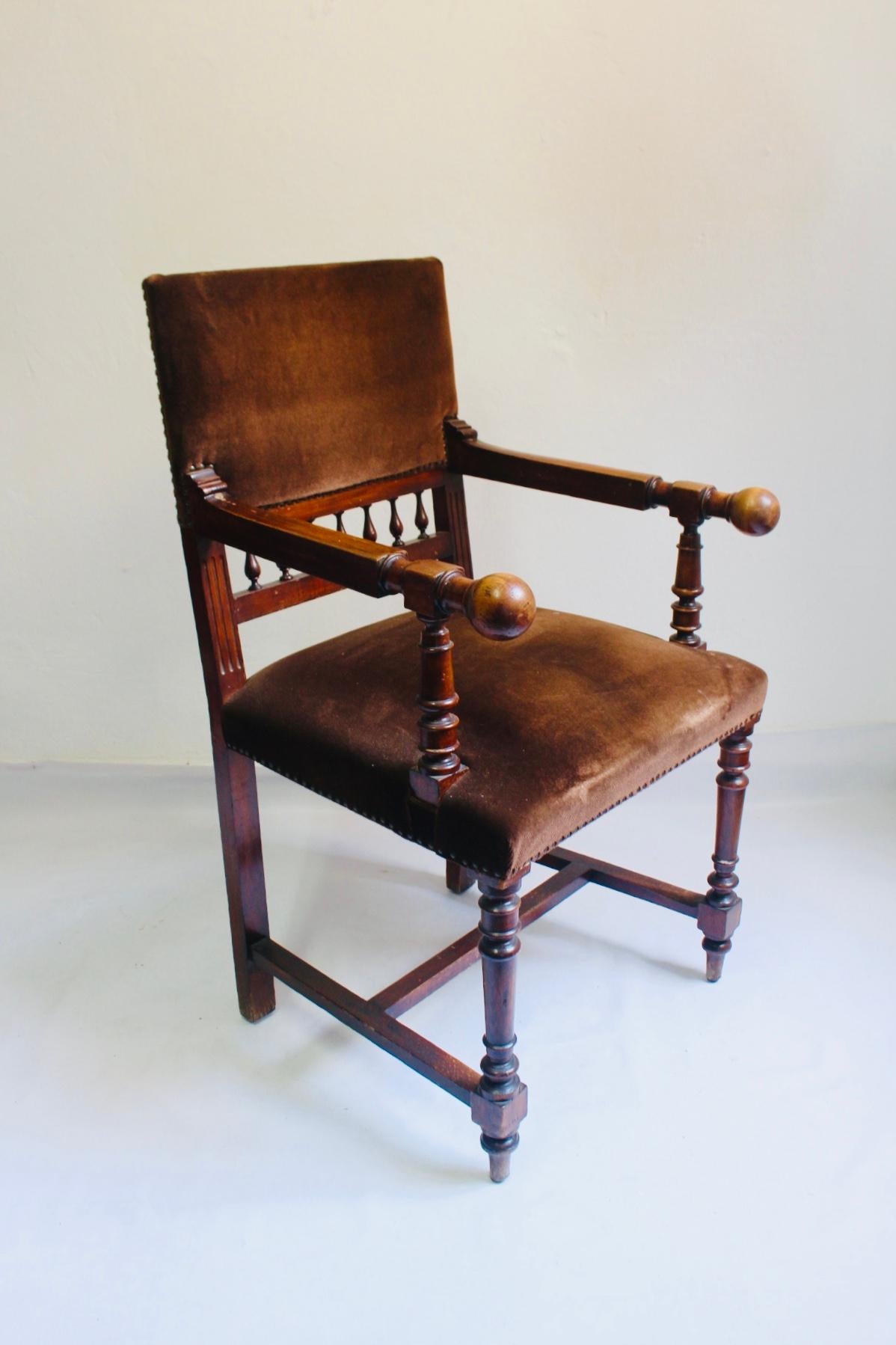Antique 19th century Napoleon III solid wood throne chair, France.
The piece remains in very good condition and has been restored by previous owner.