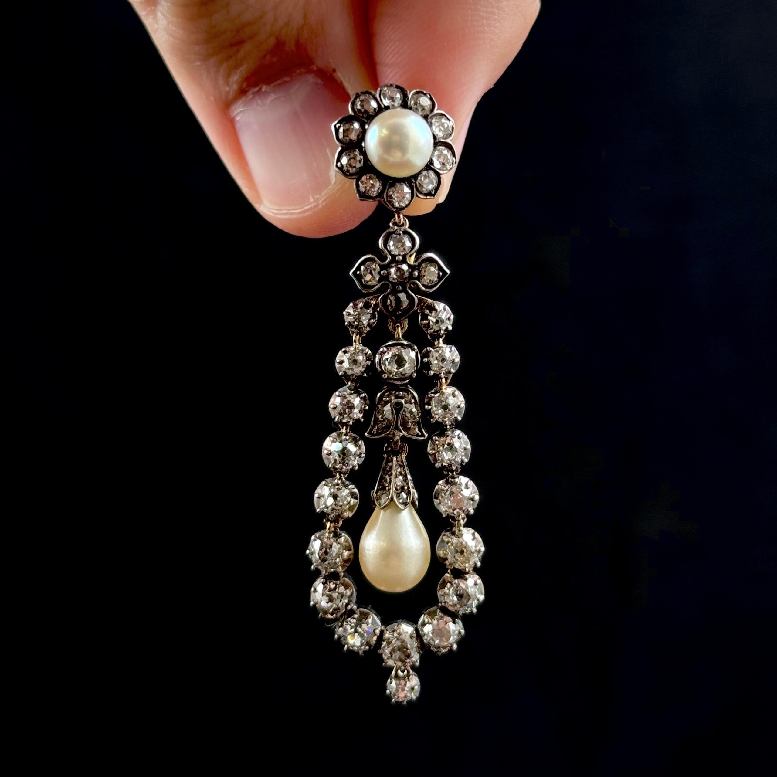 Orecchini a goccia con diamanti e perle naturali del 19° secolo A. Silver in vendita 4