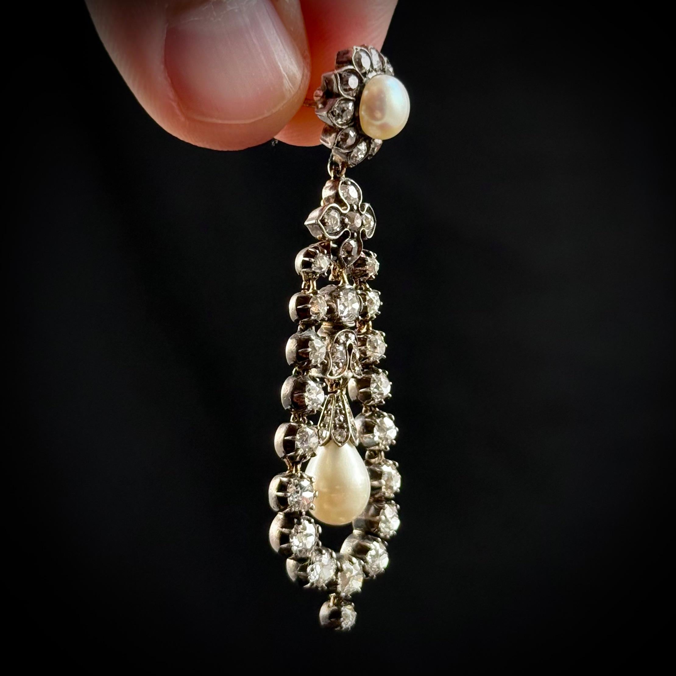 Orecchini a goccia con diamanti e perle naturali del 19° secolo A. Silver in vendita 5