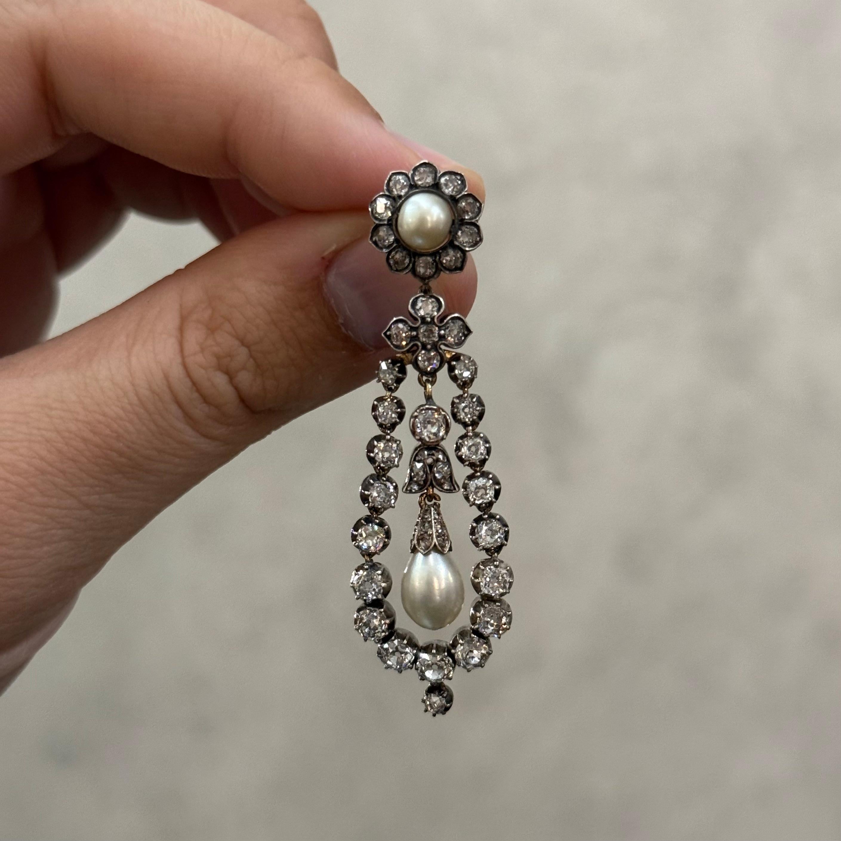 Orecchini a goccia con diamanti e perle naturali del 19° secolo A. Silver in vendita 6