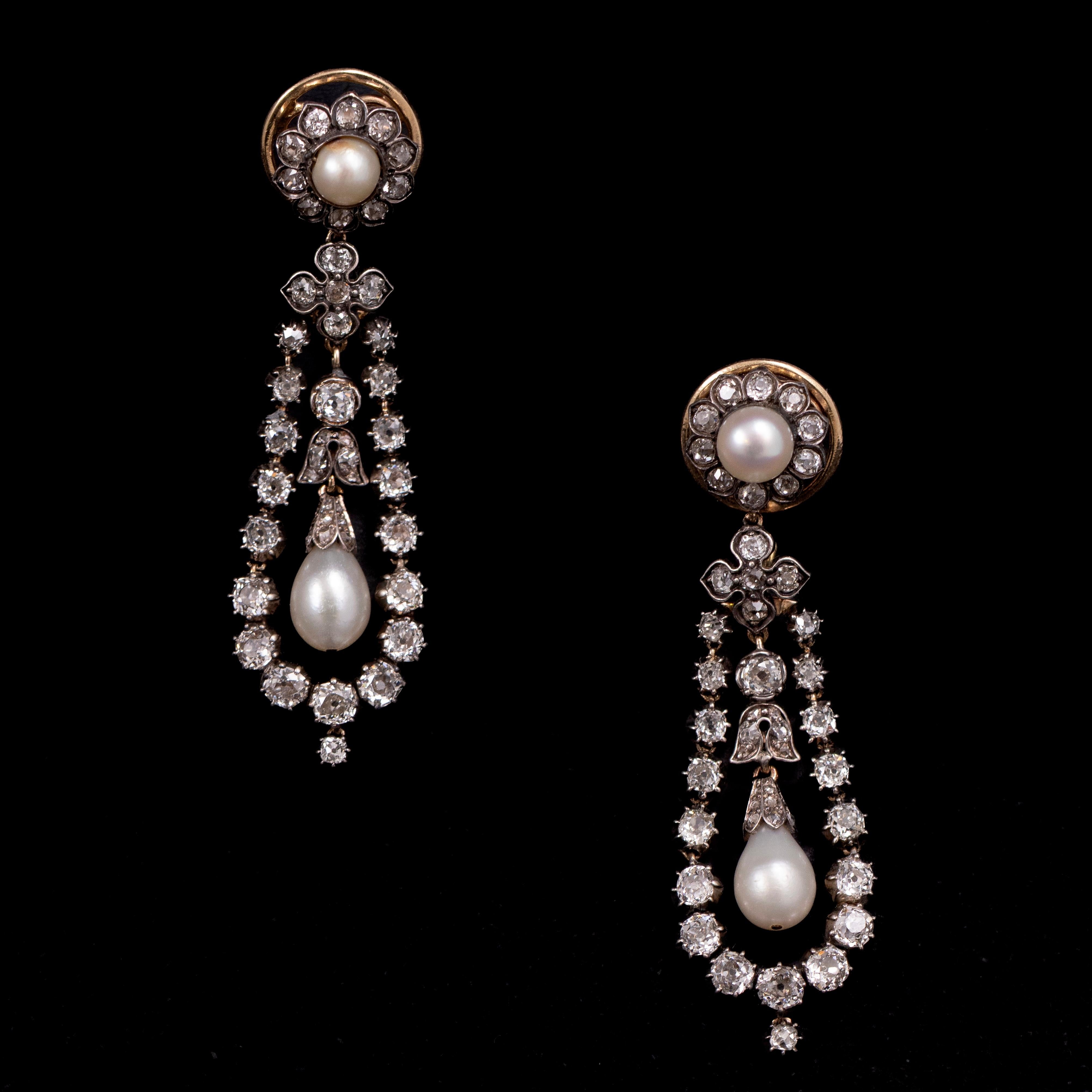 Un paio di squisiti orecchini a lampadario convertibili notte e giorno del XIX secolo, con perle naturali e diamanti di vecchio taglio in argento e oro giallo. Ogni orecchino è progettato con una montatura di ispirazione floreale, con al centro una