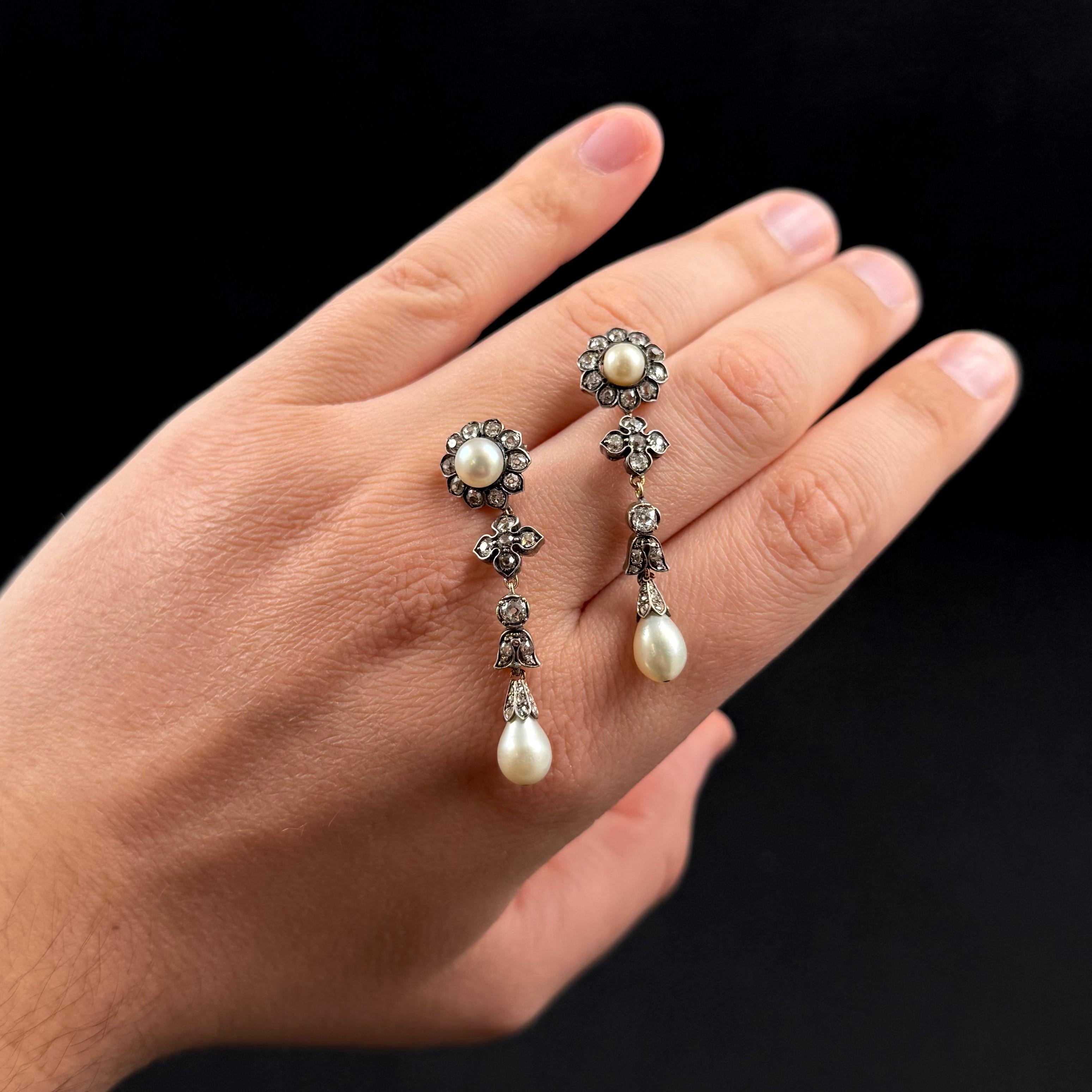 Orecchini a goccia con diamanti e perle naturali del 19° secolo A. Silver in vendita 1