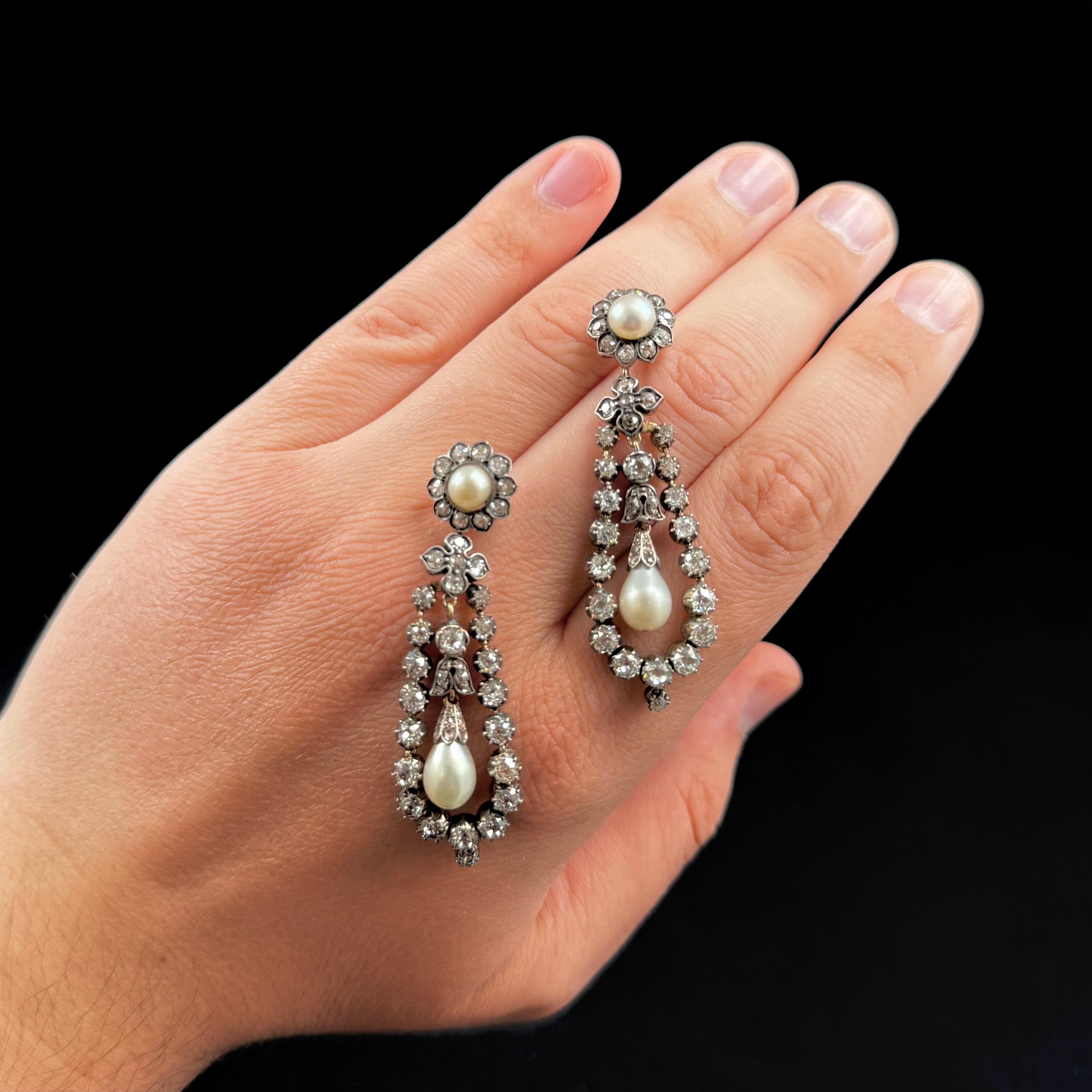 Orecchini a goccia con diamanti e perle naturali del 19° secolo A. Silver in vendita 2
