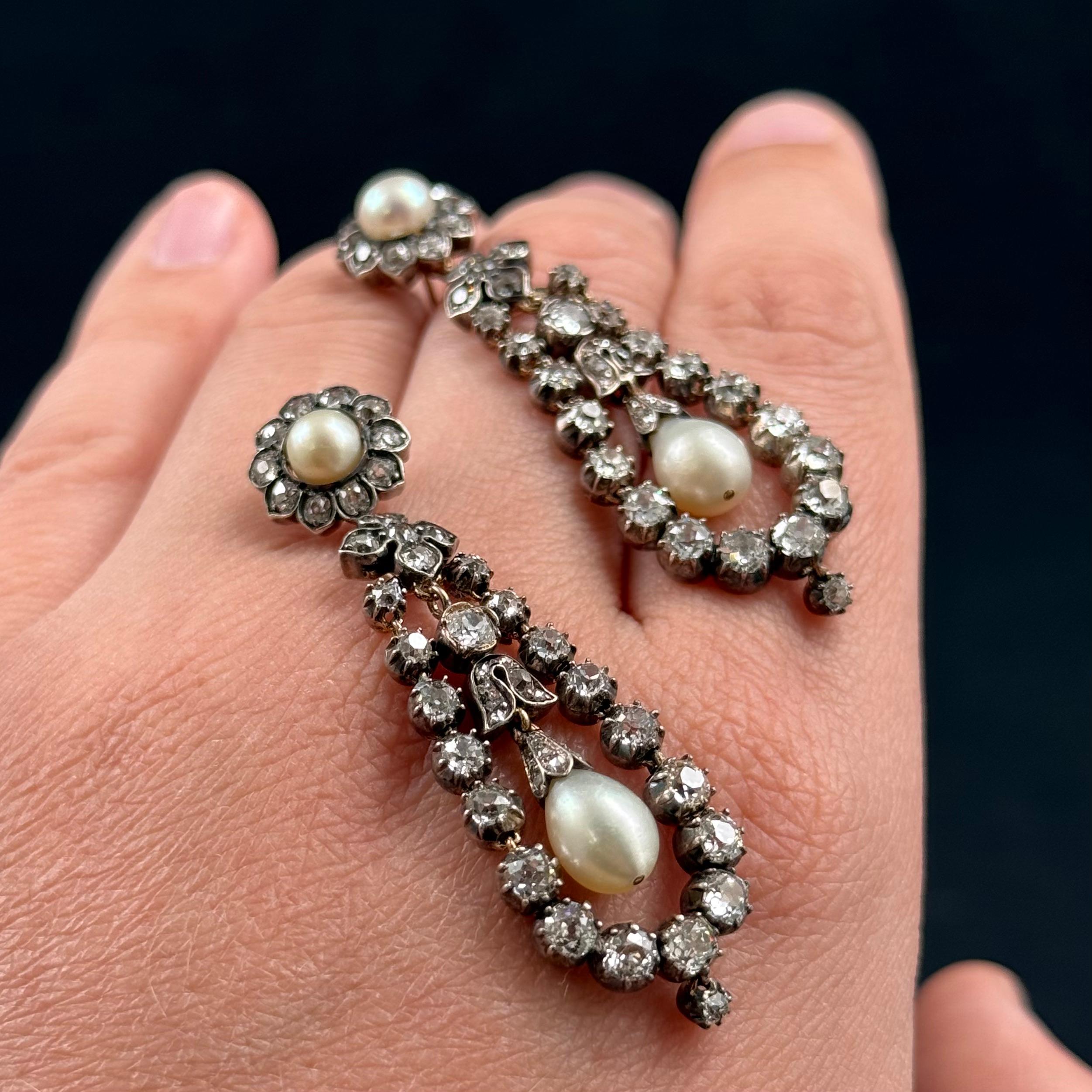 Orecchini a goccia con diamanti e perle naturali del 19° secolo A. Silver in vendita 3