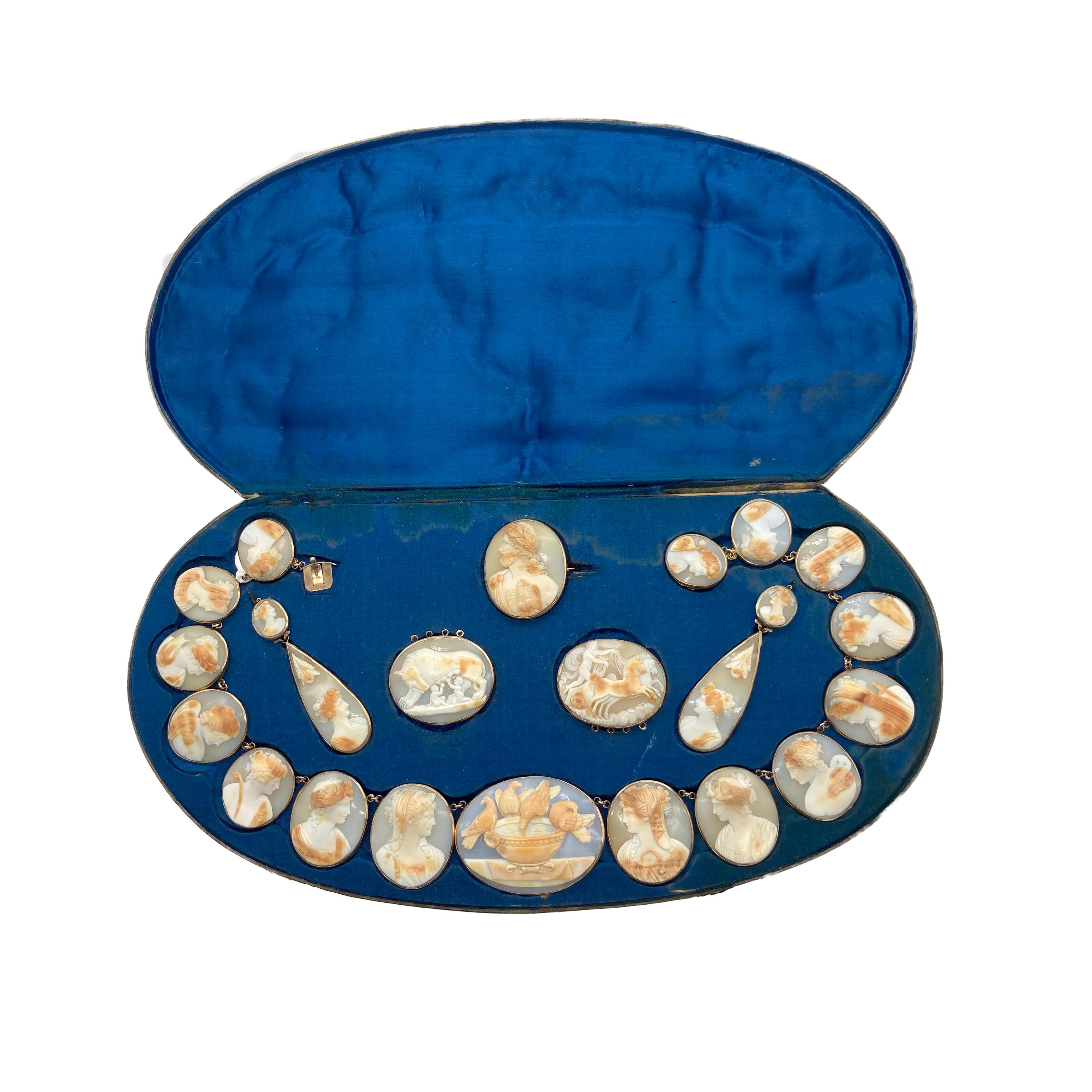 Antique 19th Century Neoclassical Shell Cameo Parure Set in Original Box In Good Condition For Sale In New York, NY