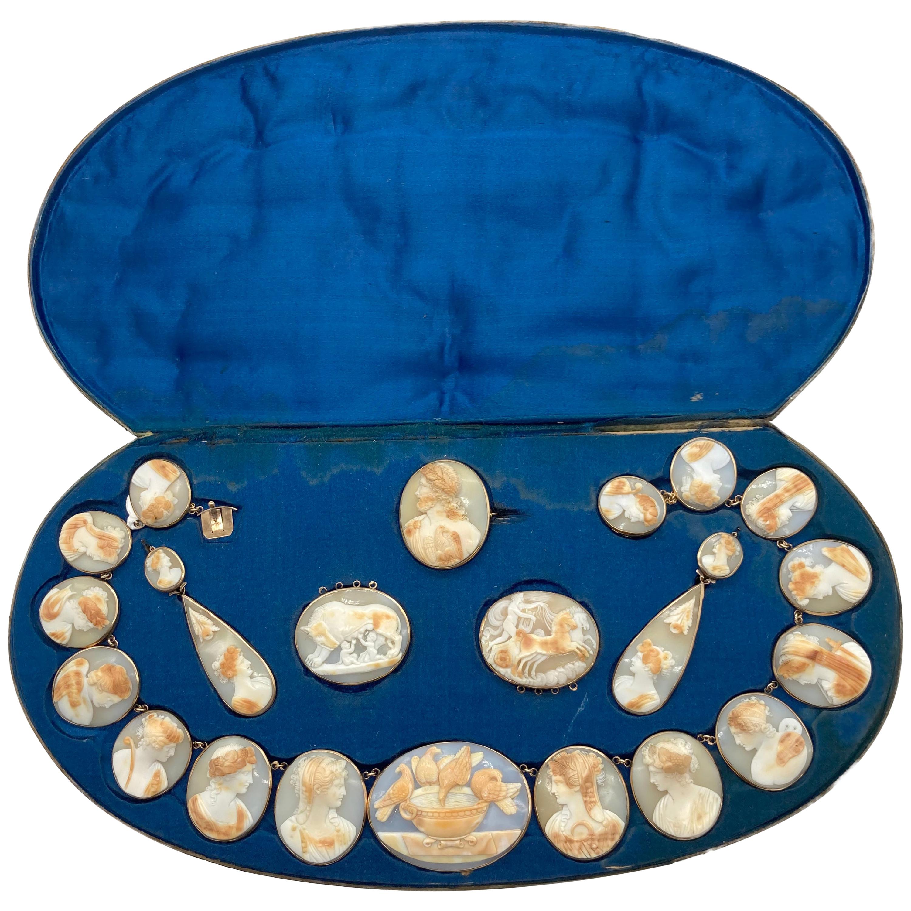 Parure en camée néoclassique en coquillage du 19ème siècle dans sa boîte d'origine, de style antique