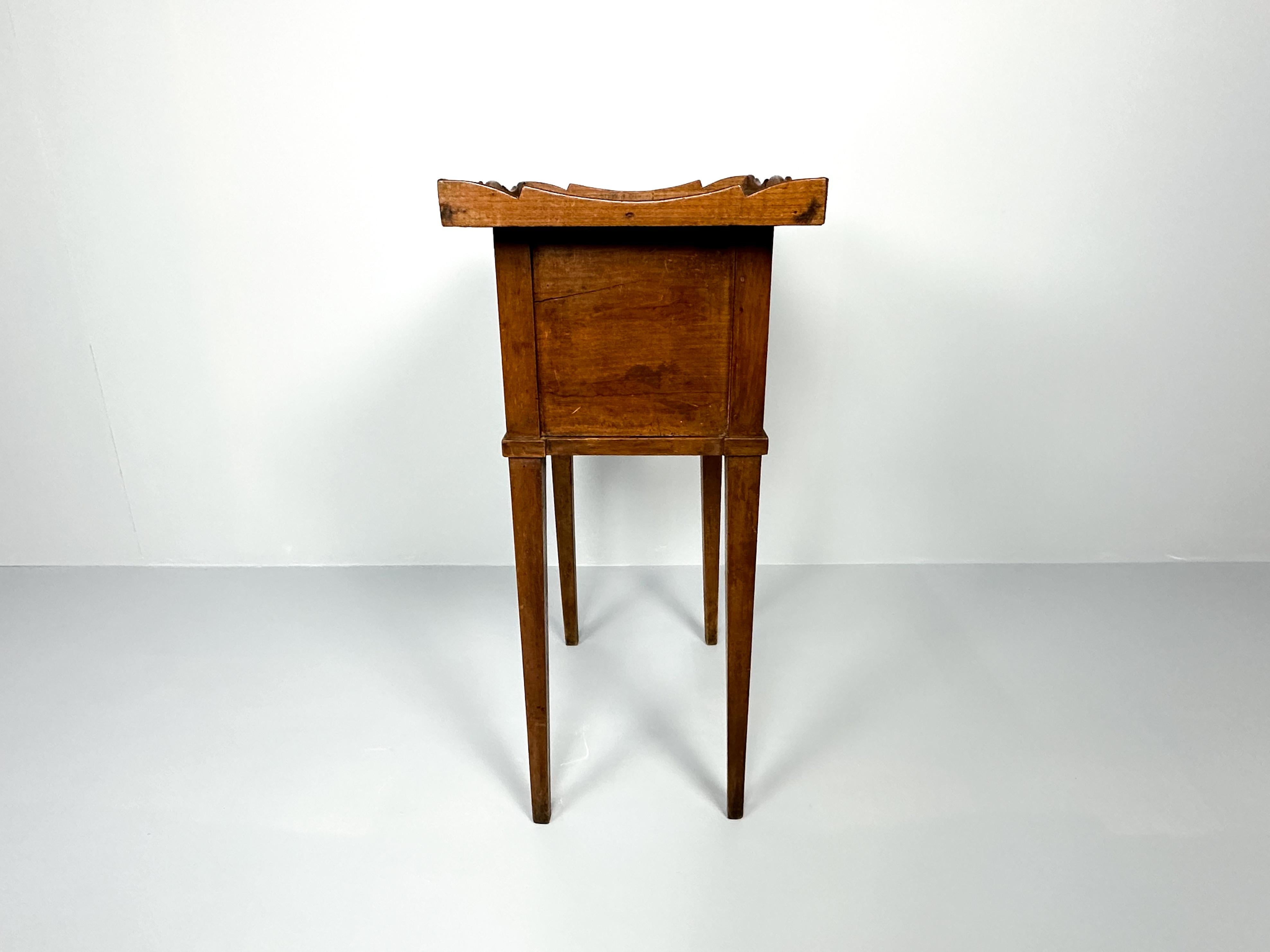 Ancienne table de nuit du 19e siècle avec porte à enroulement en vente 4