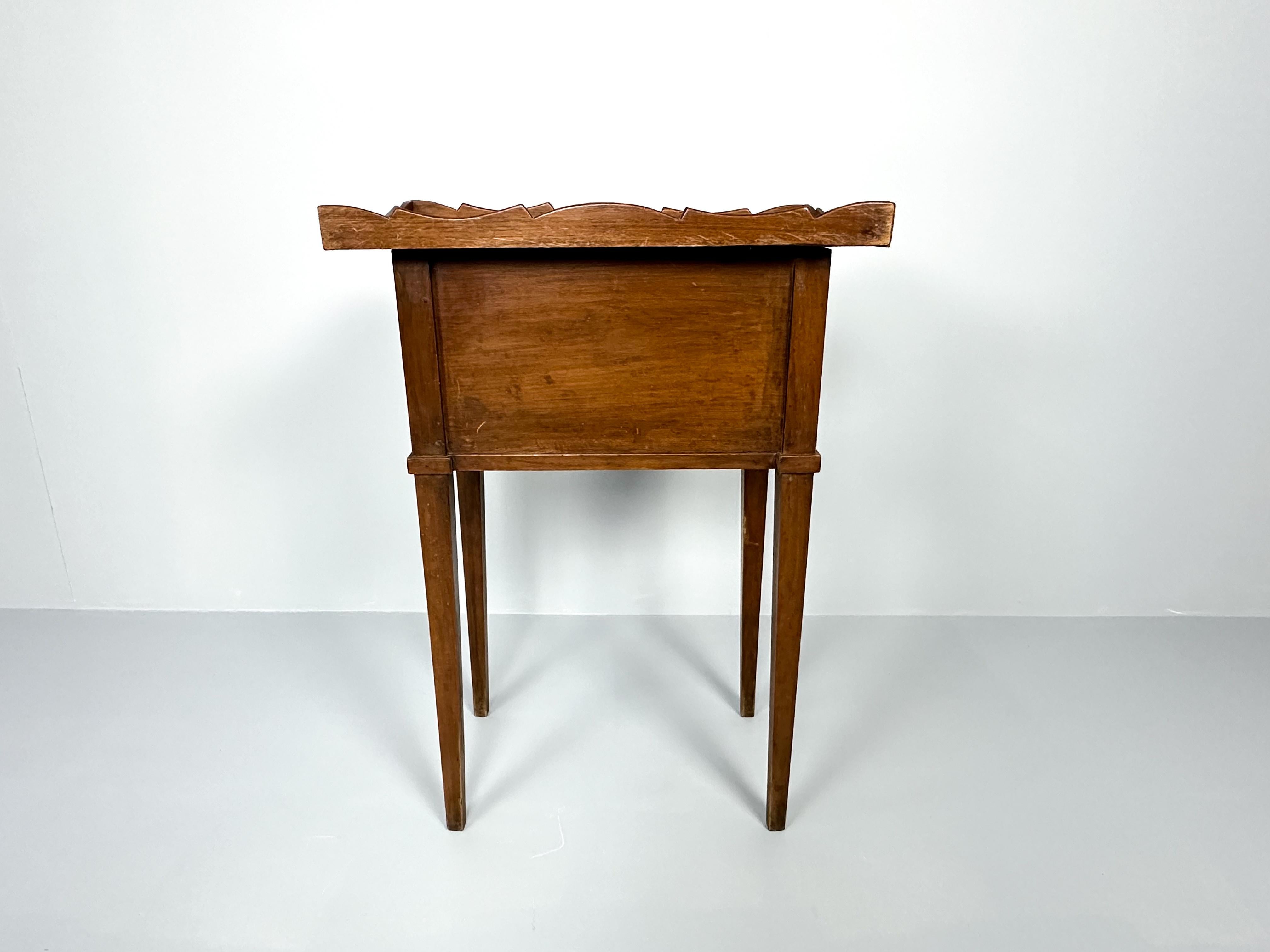 Ancienne table de nuit du 19e siècle avec porte à enroulement en vente 5