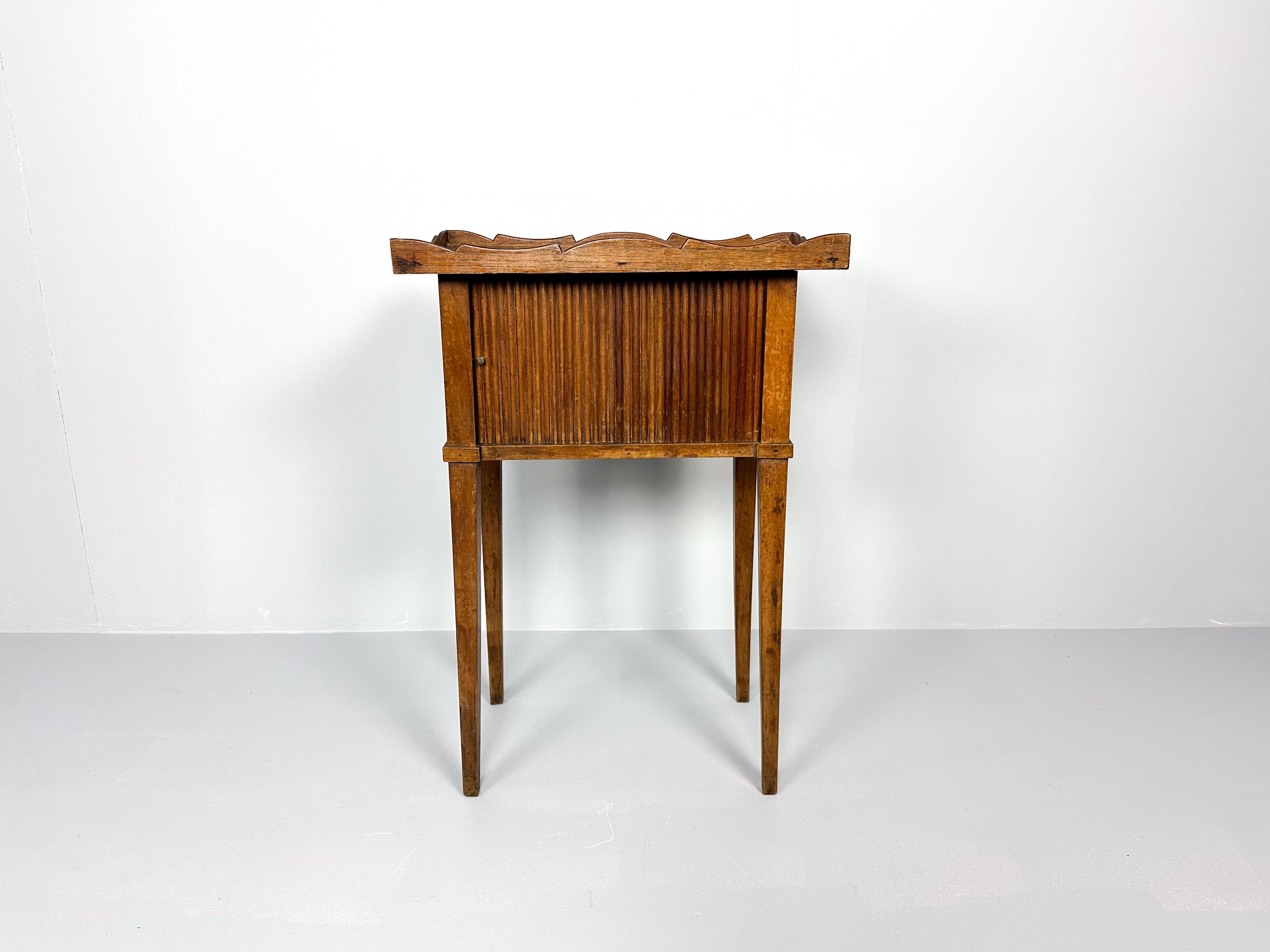 Très belle table de chevet ancienne avec porte roulante. La partie supérieure présente un petit rebord original. Parfait comme table de nuit ou table d'appoint à côté d'une chaise ou dans le couloir. Un meuble très décoratif et élégant.
