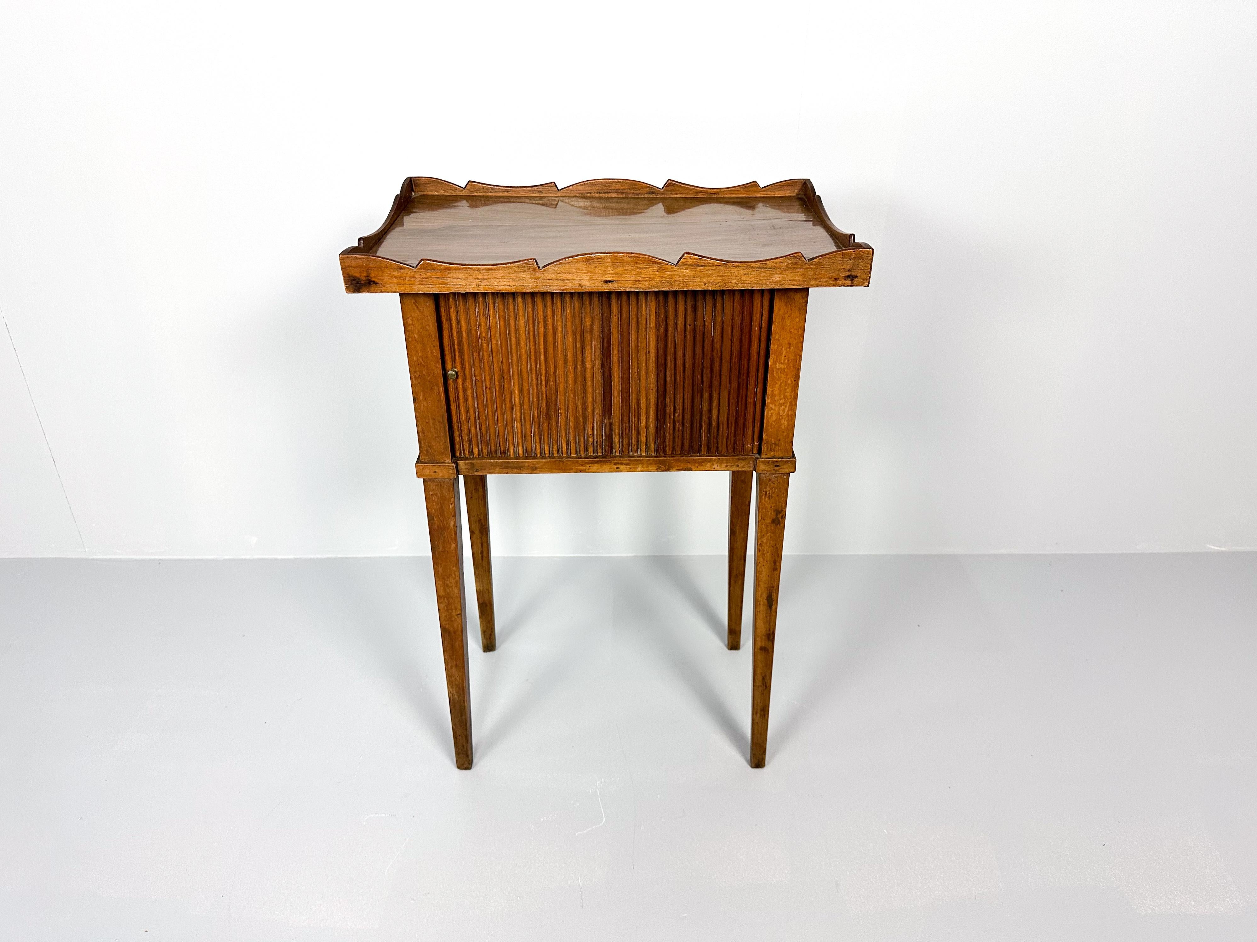 Néerlandais Ancienne table de nuit du 19e siècle avec porte à enroulement en vente