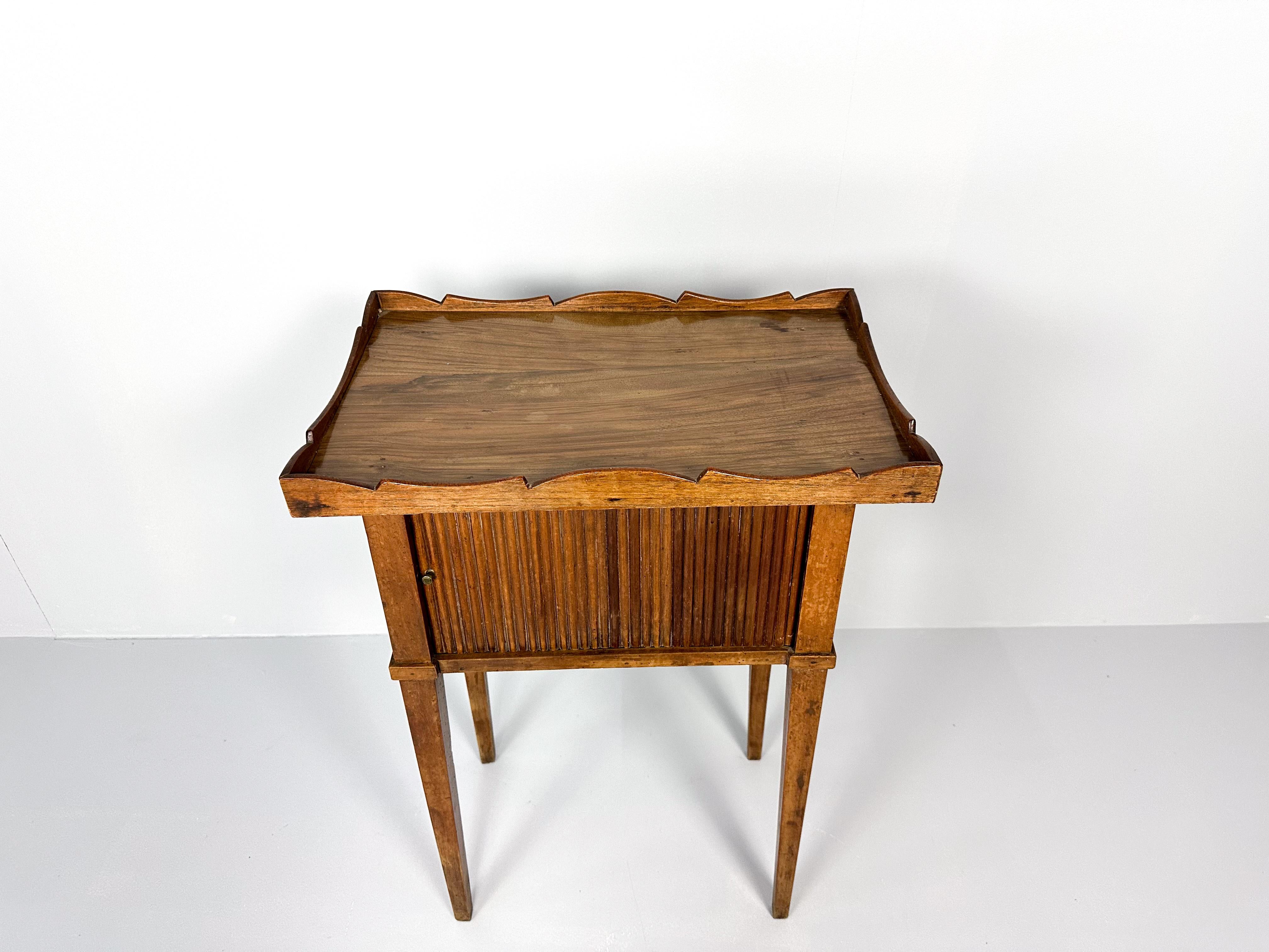 Ancienne table de nuit du 19e siècle avec porte à enroulement Bon état - En vente à BERKEL EN RODENRIJS, NL