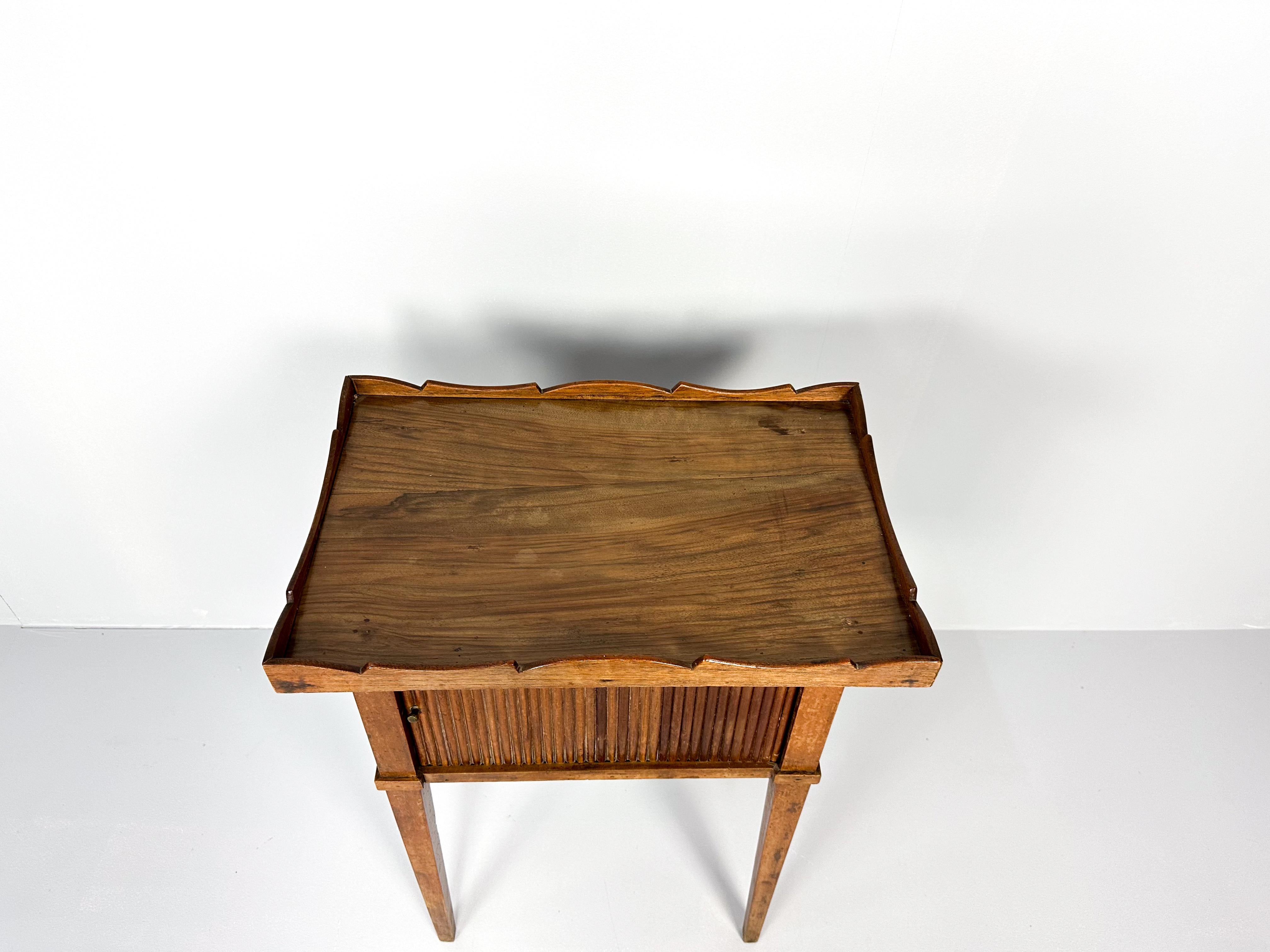 XIXe siècle Ancienne table de nuit du 19e siècle avec porte à enroulement en vente