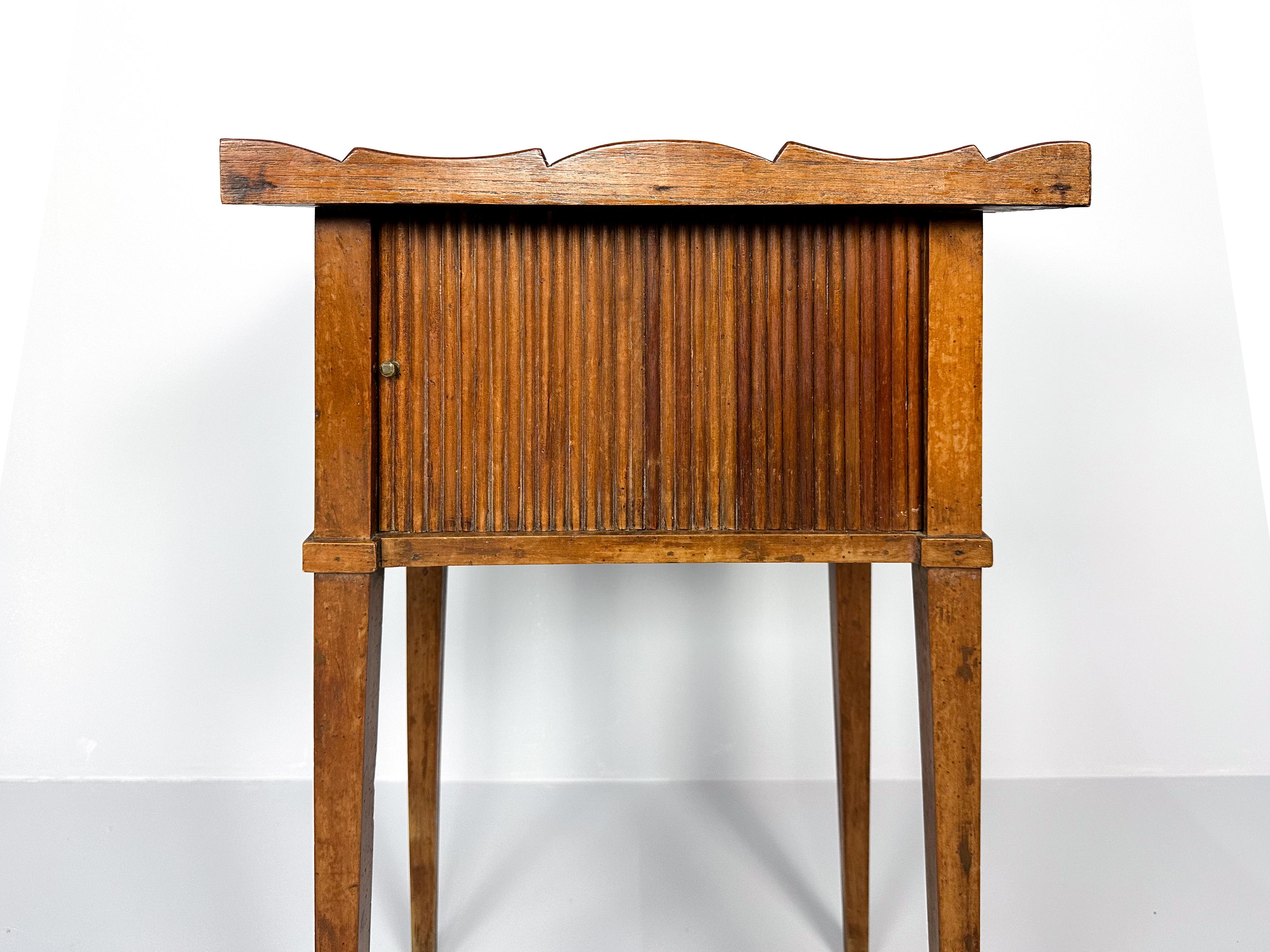 Bois Ancienne table de nuit du 19e siècle avec porte à enroulement en vente