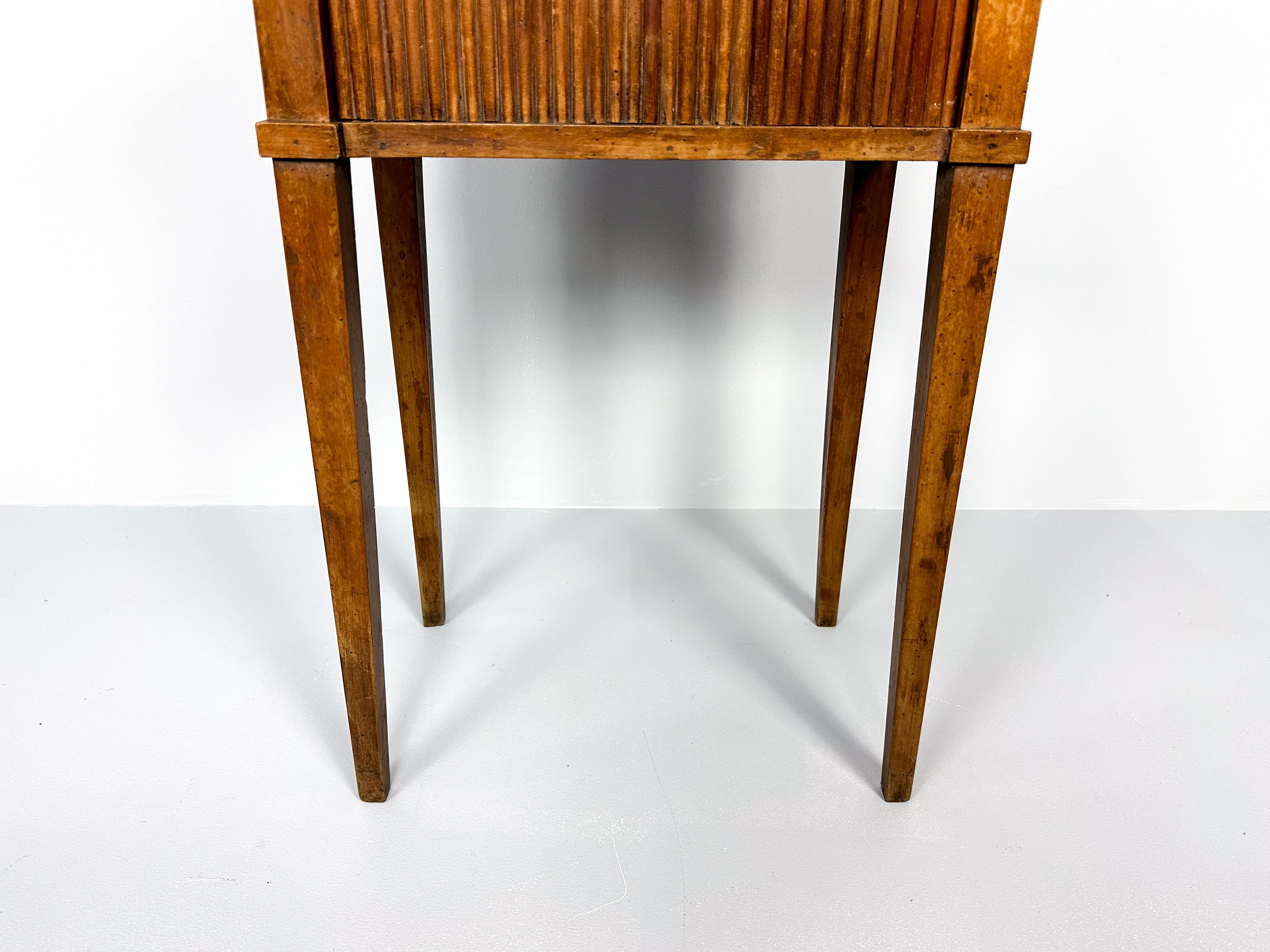Ancienne table de nuit du 19e siècle avec porte à enroulement en vente 1