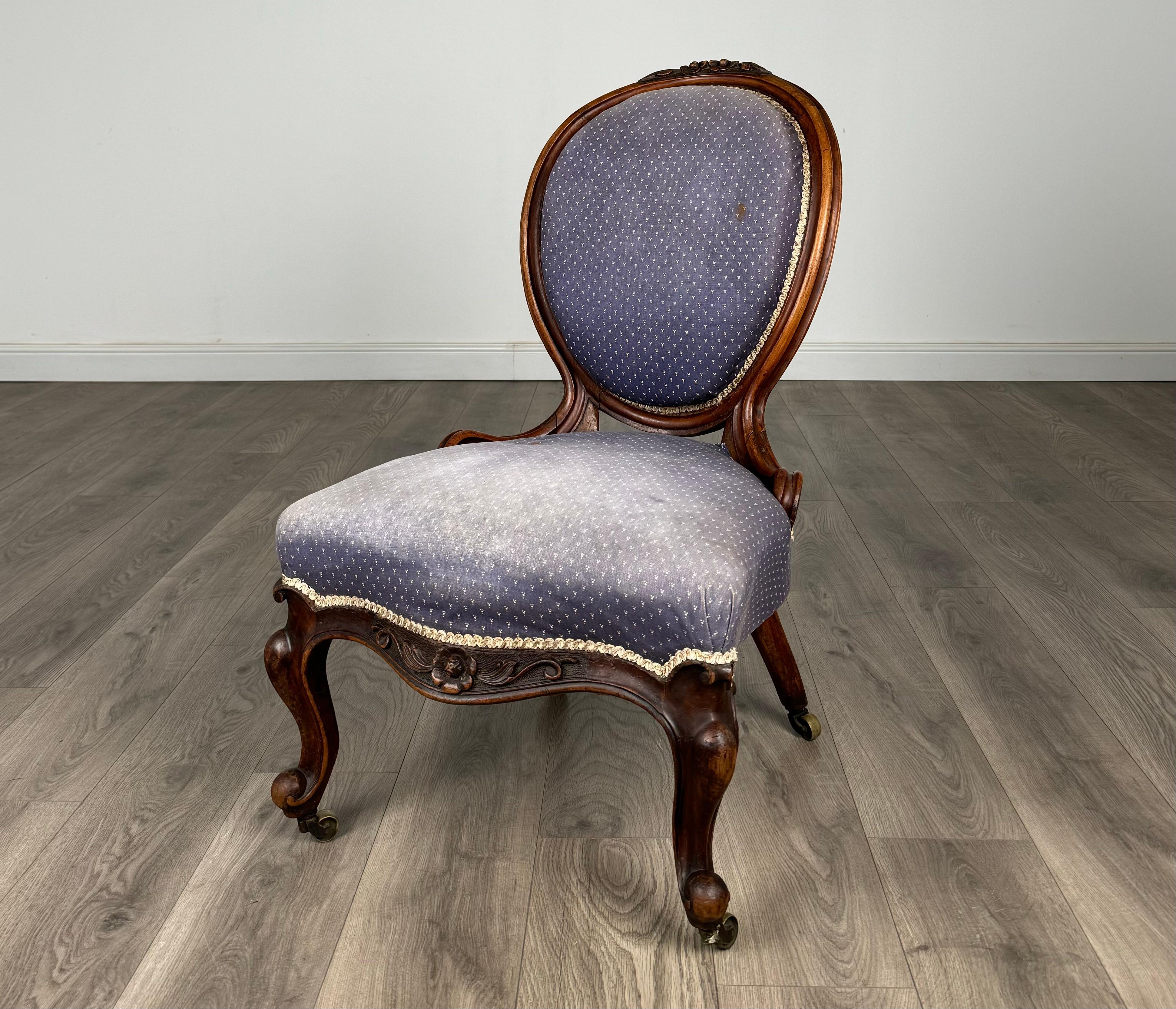 Magnifique fauteuil d'allaitement à dossier en cuillère de style victorien
En acajou
La chaise est recouverte d'un tissu bleu moucheté de blanc et repose sur de magnifiques pieds cabriole avec quatre roulettes en laiton.
Un magnifique design avec de