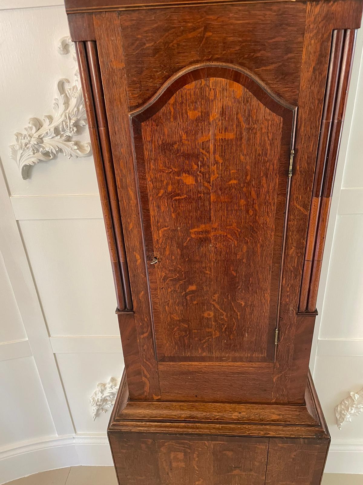 Antico orologio a pendolo in quercia e mogano di W Prior, Skipton, con frontone a collo di cigno e quadrante dipinto ad arco con data e secondi. Il movimento è di 30 ore e suona con una campanella all'ora.  La bella cassa in Oak e mogano poggia sui