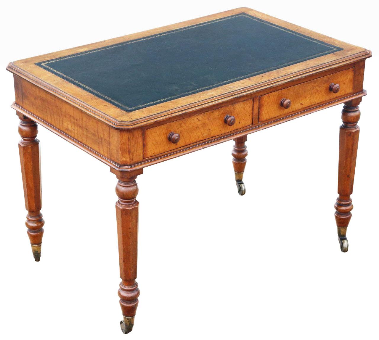 Antico scrittoio/tavolo in Oak del XIX secolo - Mobili di alta qualità
Un raro reperto decorativo caratterizzato da gambe ottagonali affusolate su grandi ruote d'ottone d'epoca e da uno scivolo in cuoio lavorato in un secondo momento. Questo