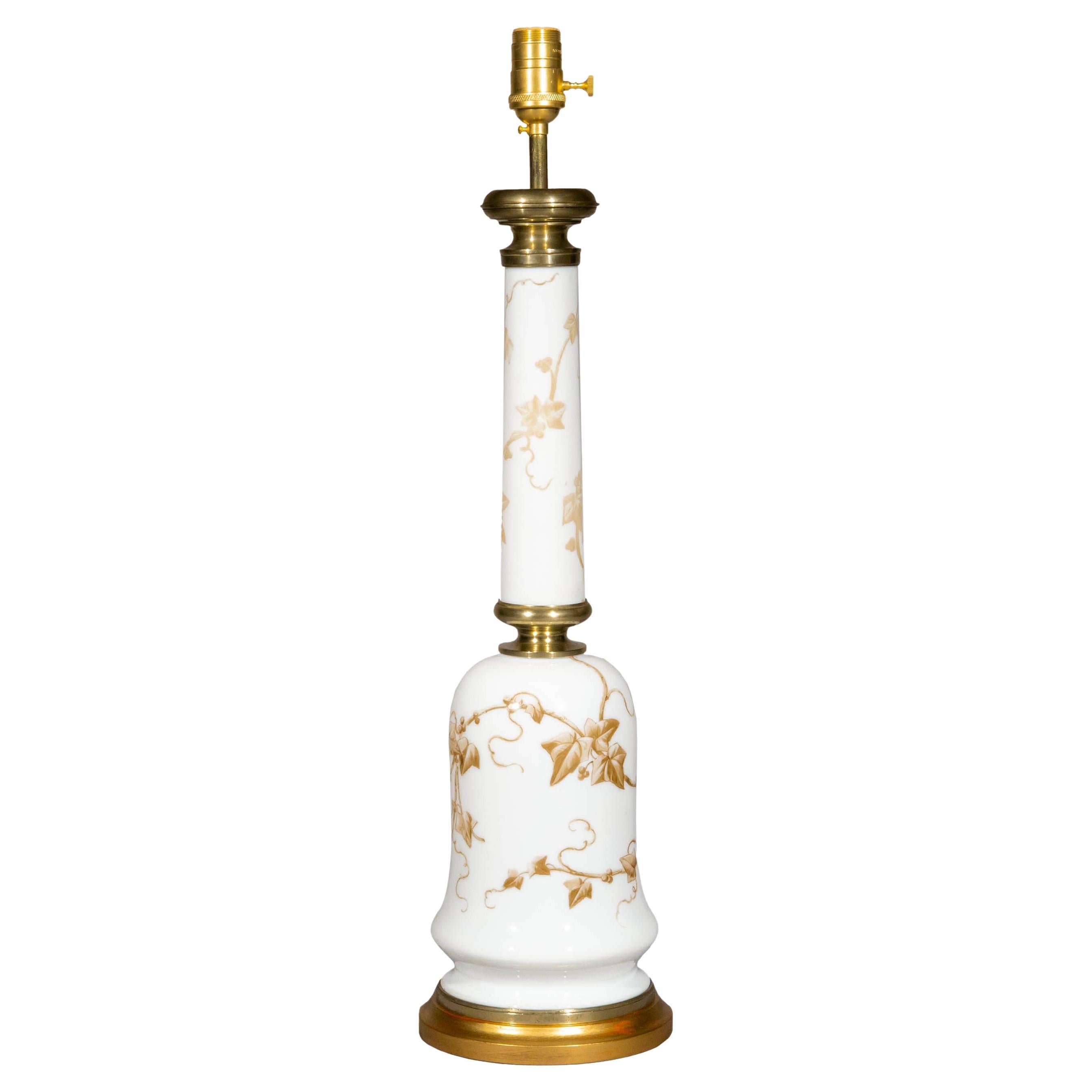 Antique lampe en verre opalin blanc du 19ème siècle