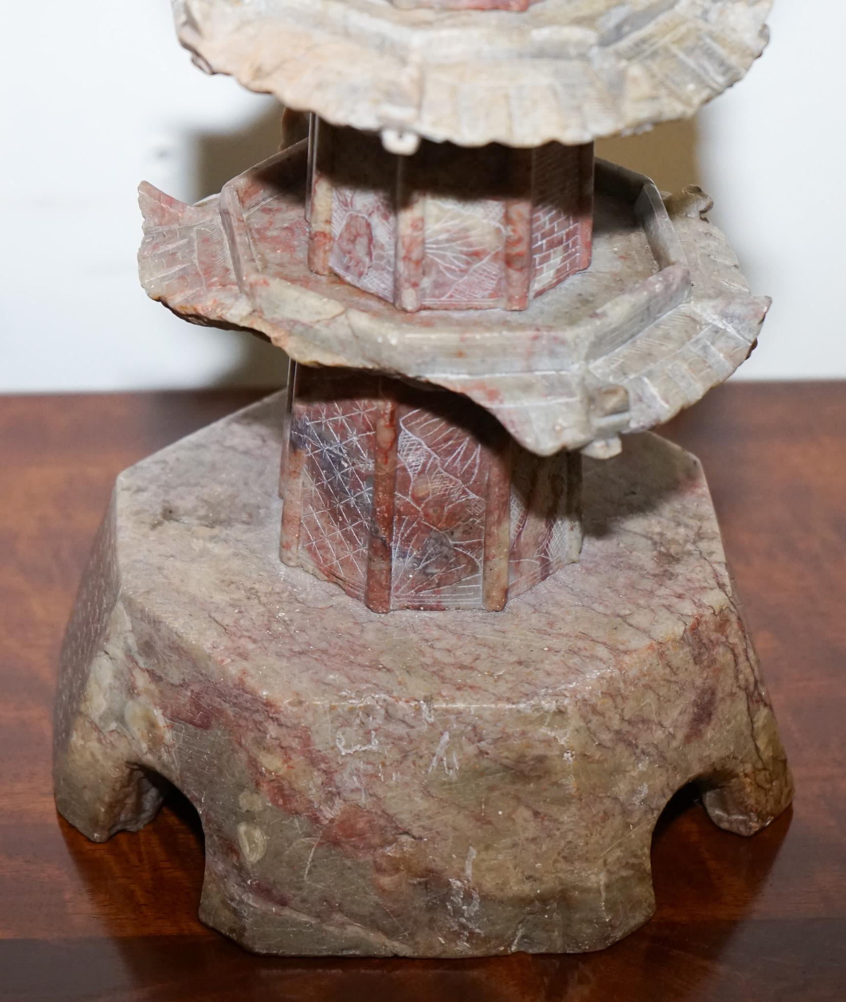 ANTIQUE 19TH CENTURY ORIENTAL CARVED SOAPSTONE PAGODA VERY DECORATiVE en vente 3