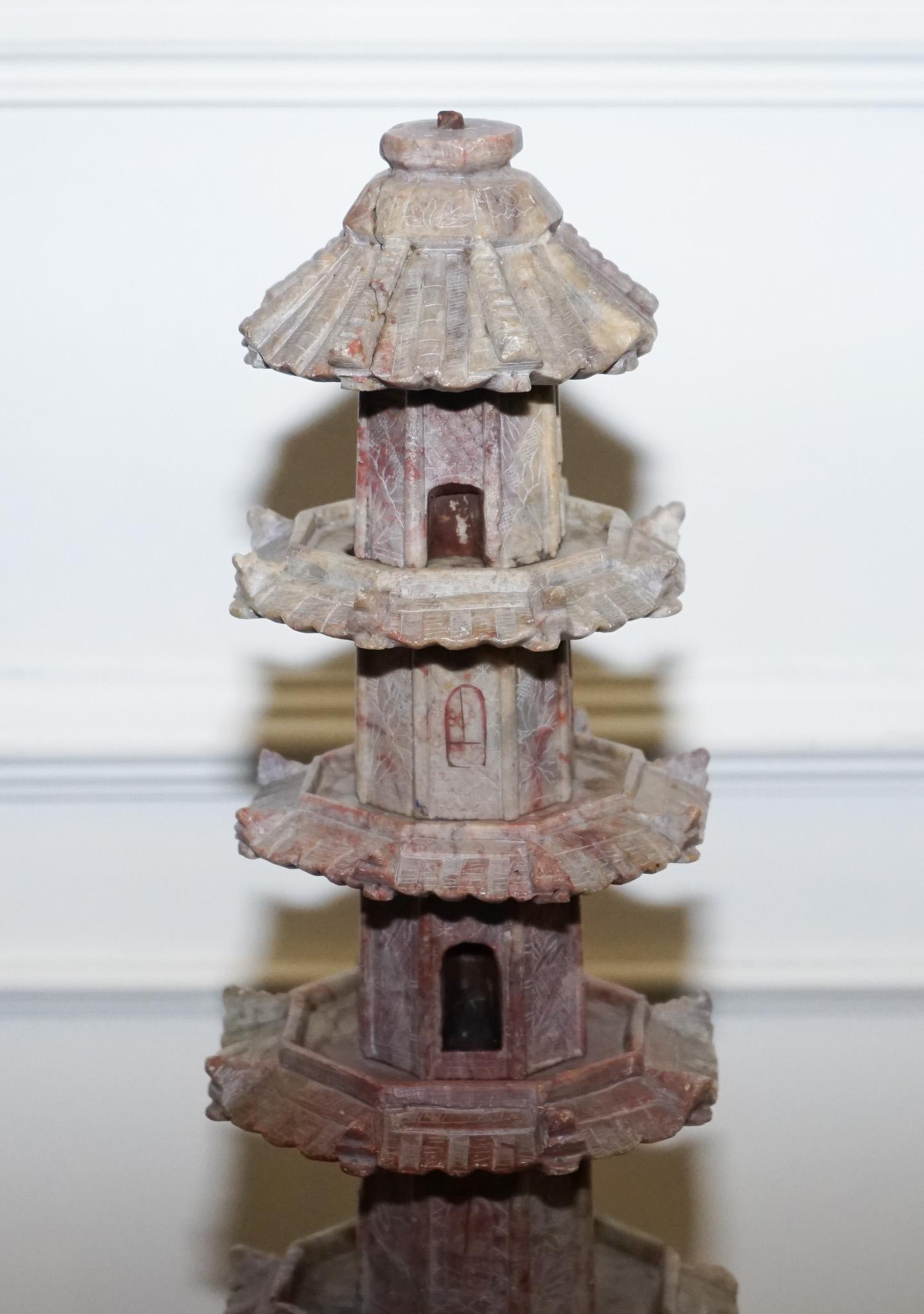 Fait main ANTIQUE 19TH CENTURY ORIENTAL CARVED SOAPSTONE PAGODA VERY DECORATiVE en vente