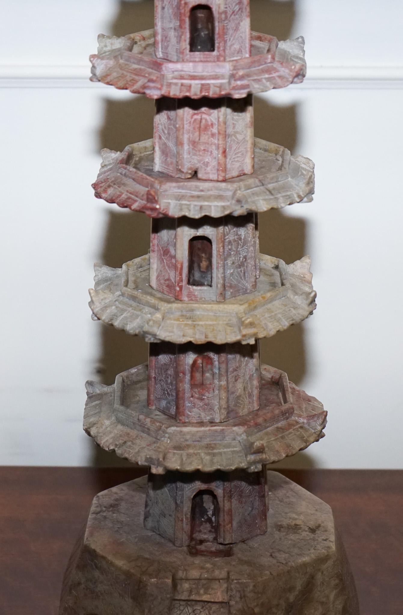 ANTIQUE 19TH CENTURY ORIENTAL CARVED SOAPSTONE PAGODA VERY DECORATiVE Bon état - En vente à Pulborough, GB