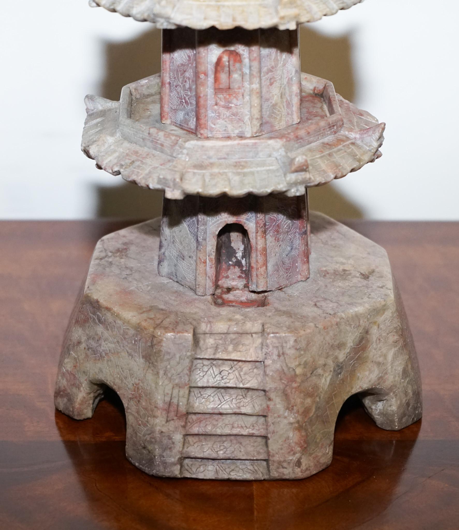 20ième siècle ANTIQUE 19TH CENTURY ORIENTAL CARVED SOAPSTONE PAGODA VERY DECORATiVE en vente