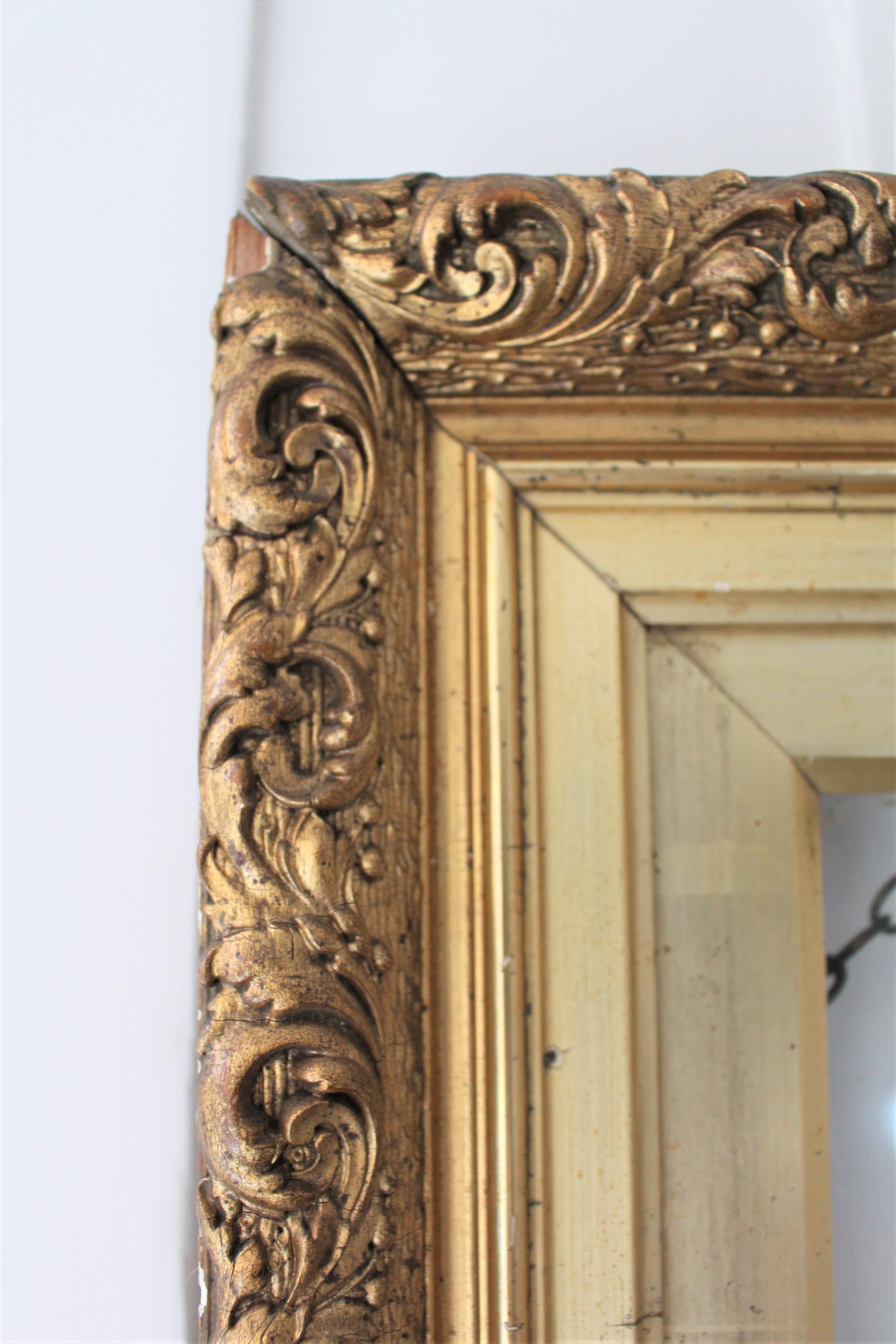Antique 19th Century Ornate Carved Foliate Giltwood Photo Picture Frame Rippled In Good Condition For Sale In Dorking, Surrey