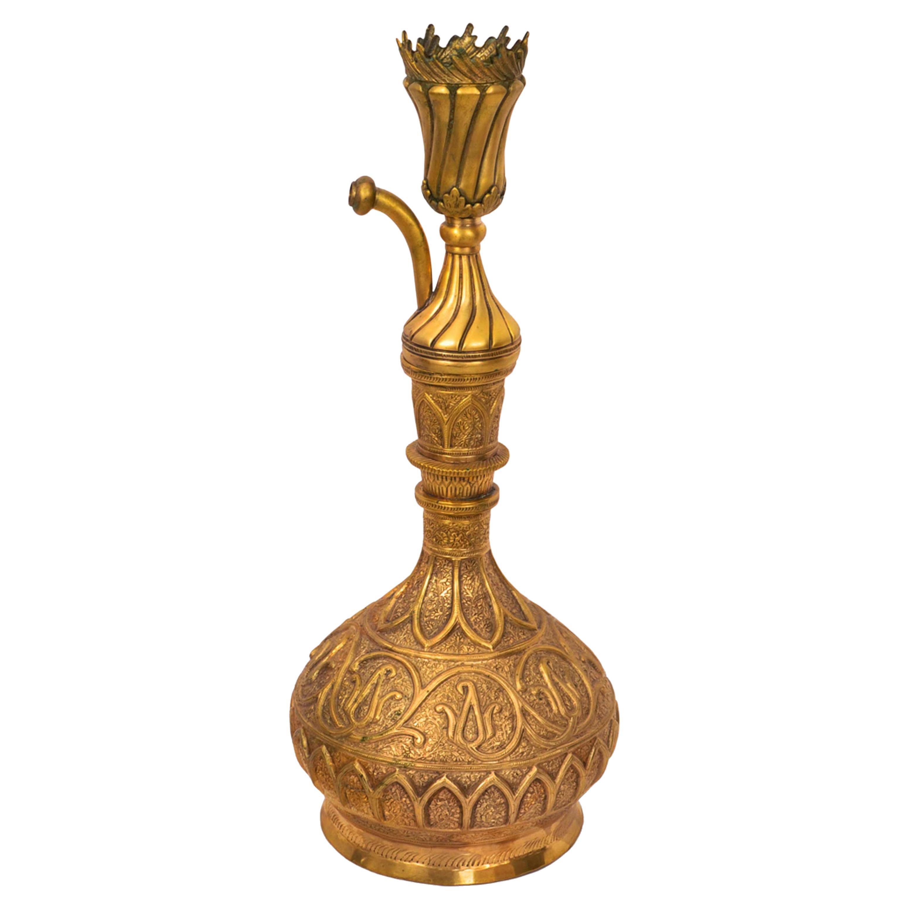 Eine schöne und seltene antike osmanische Tombak (vergoldetes Kupfer) Nargile oder Hookah-Pfeife des 19. Jahrhunderts, Türkei, um 1850.
Die Geschichte der Nagile oder Wasserpfeife reicht bis ins 16. Jahrhundert zurück, diese sehr feine Tombak- oder
